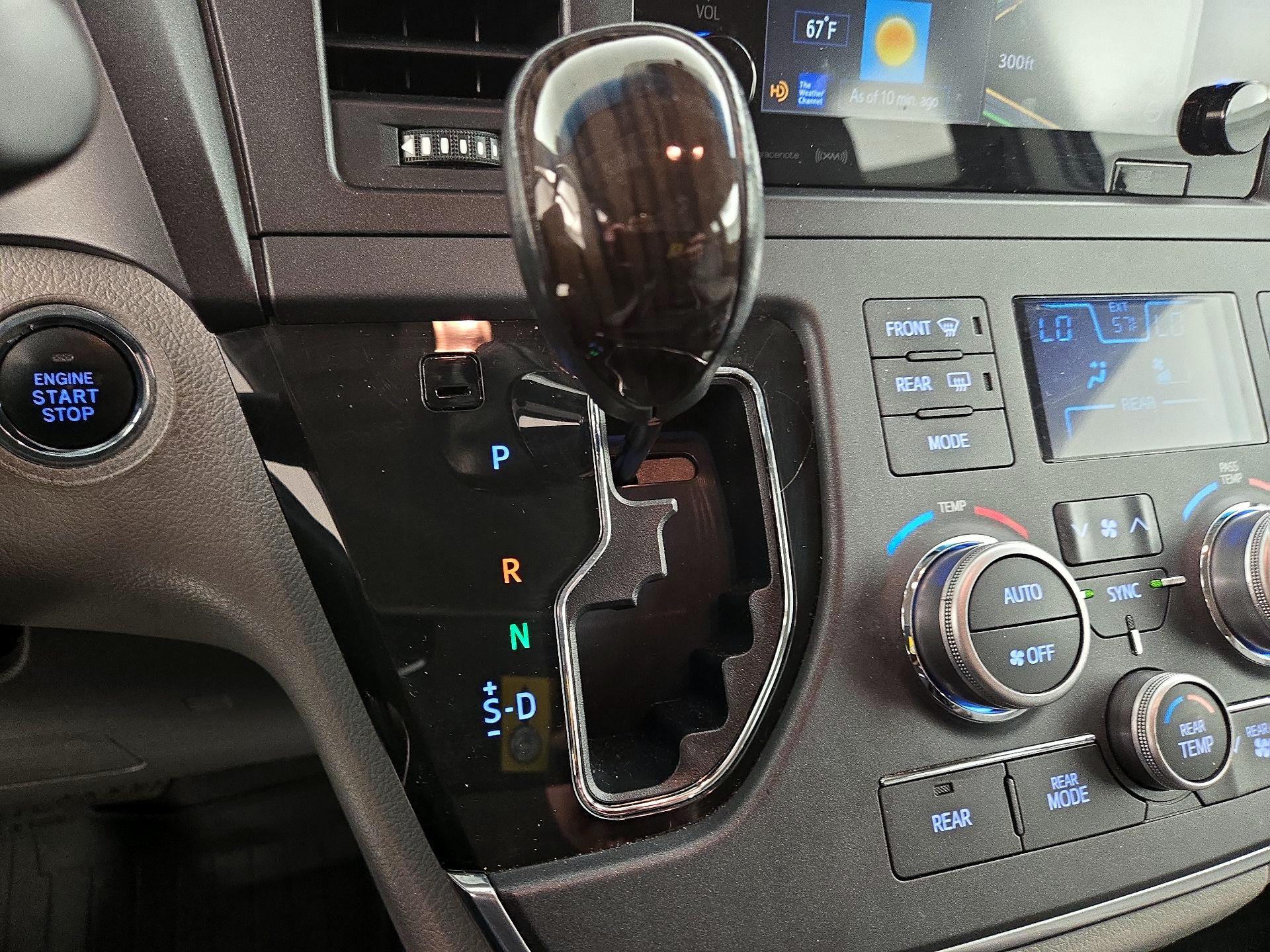 Thumbnail: 2017 Toyota Sienna - 18