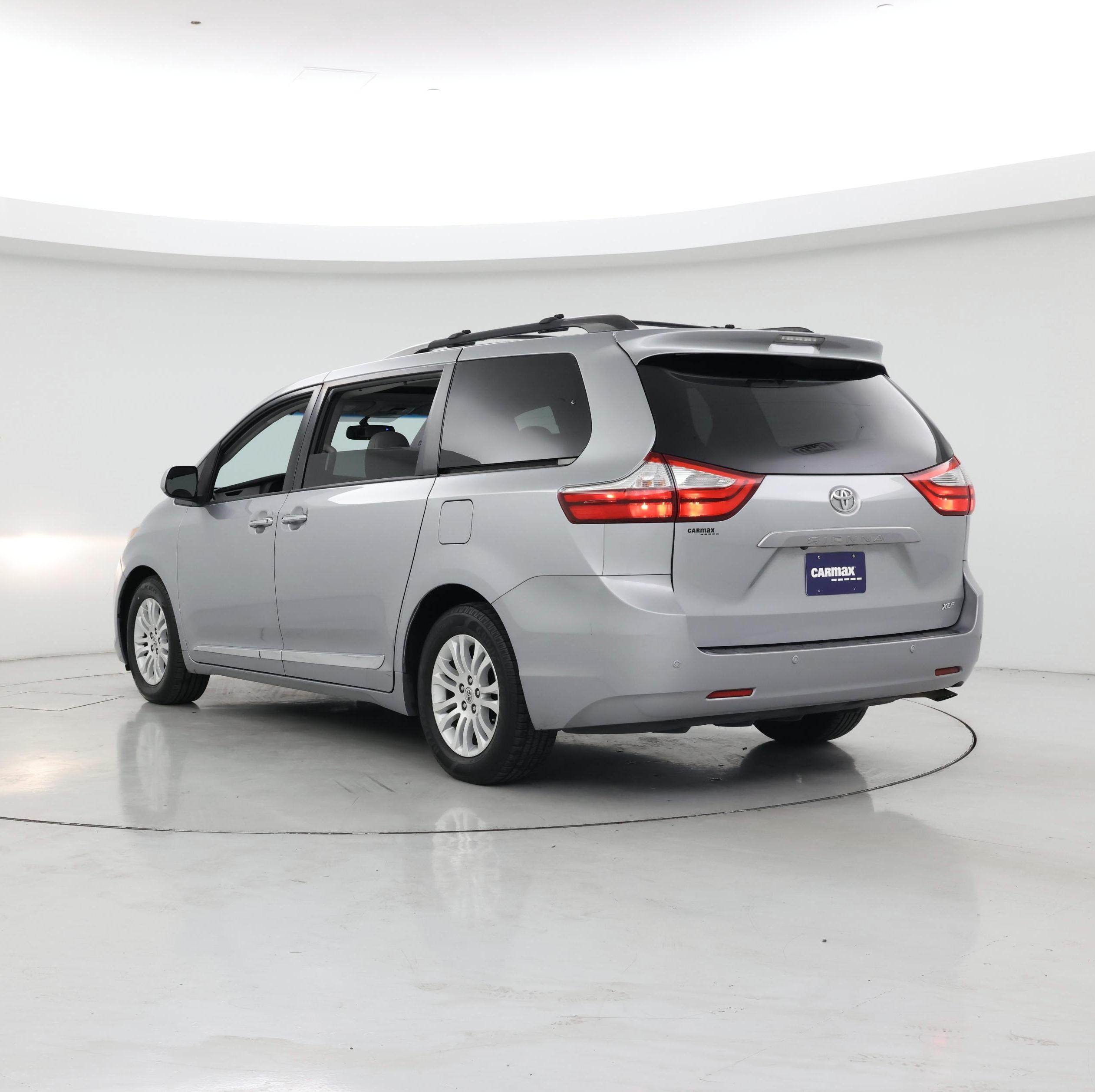 Thumbnail: 2017 Toyota Sienna - 2