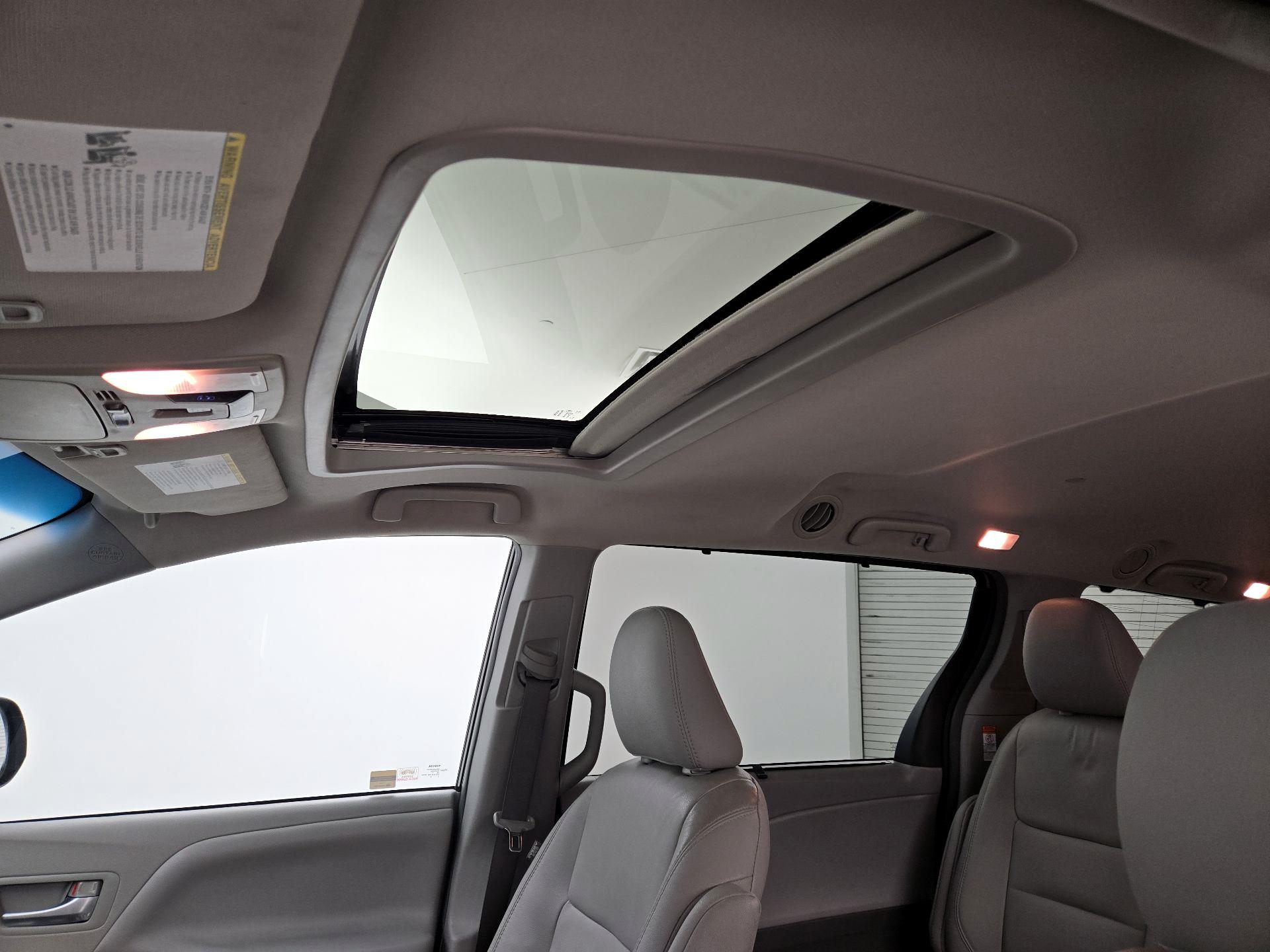 Thumbnail: 2017 Toyota Sienna - 20