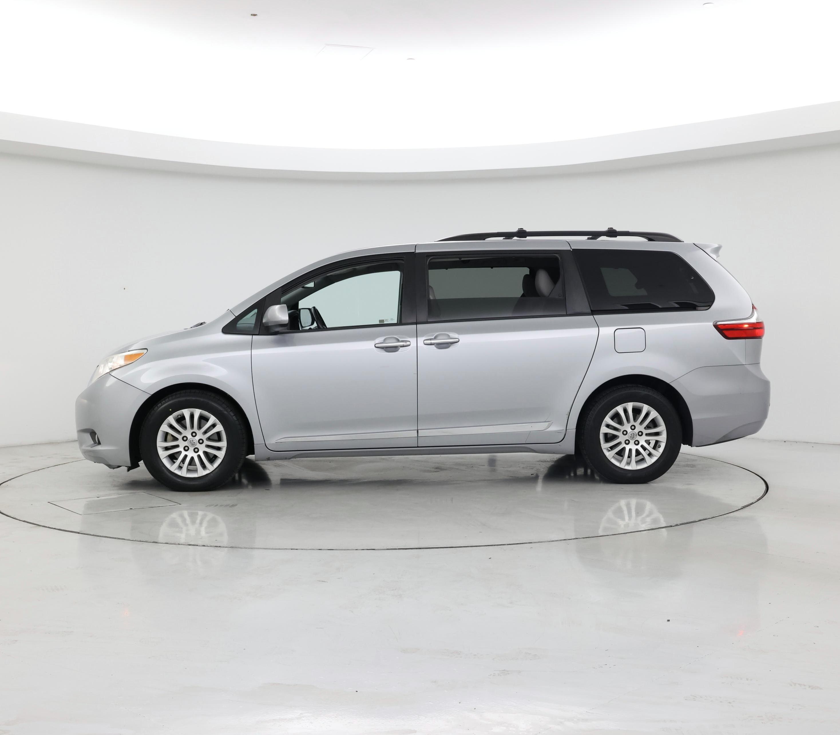 Thumbnail: 2017 Toyota Sienna - 3
