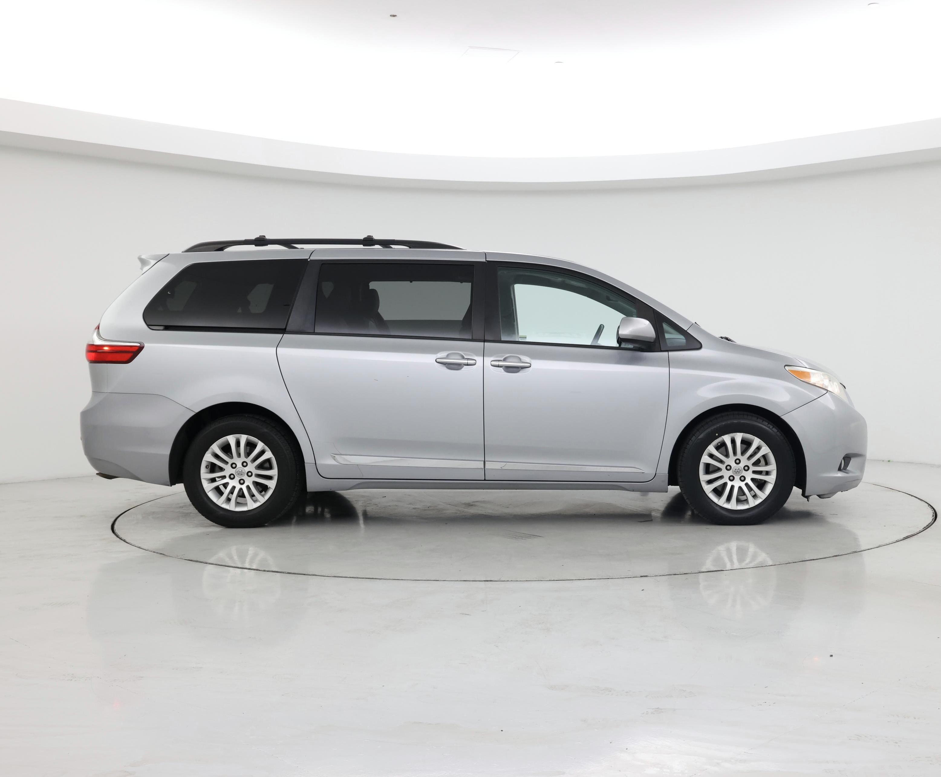 Thumbnail: 2017 Toyota Sienna - 7