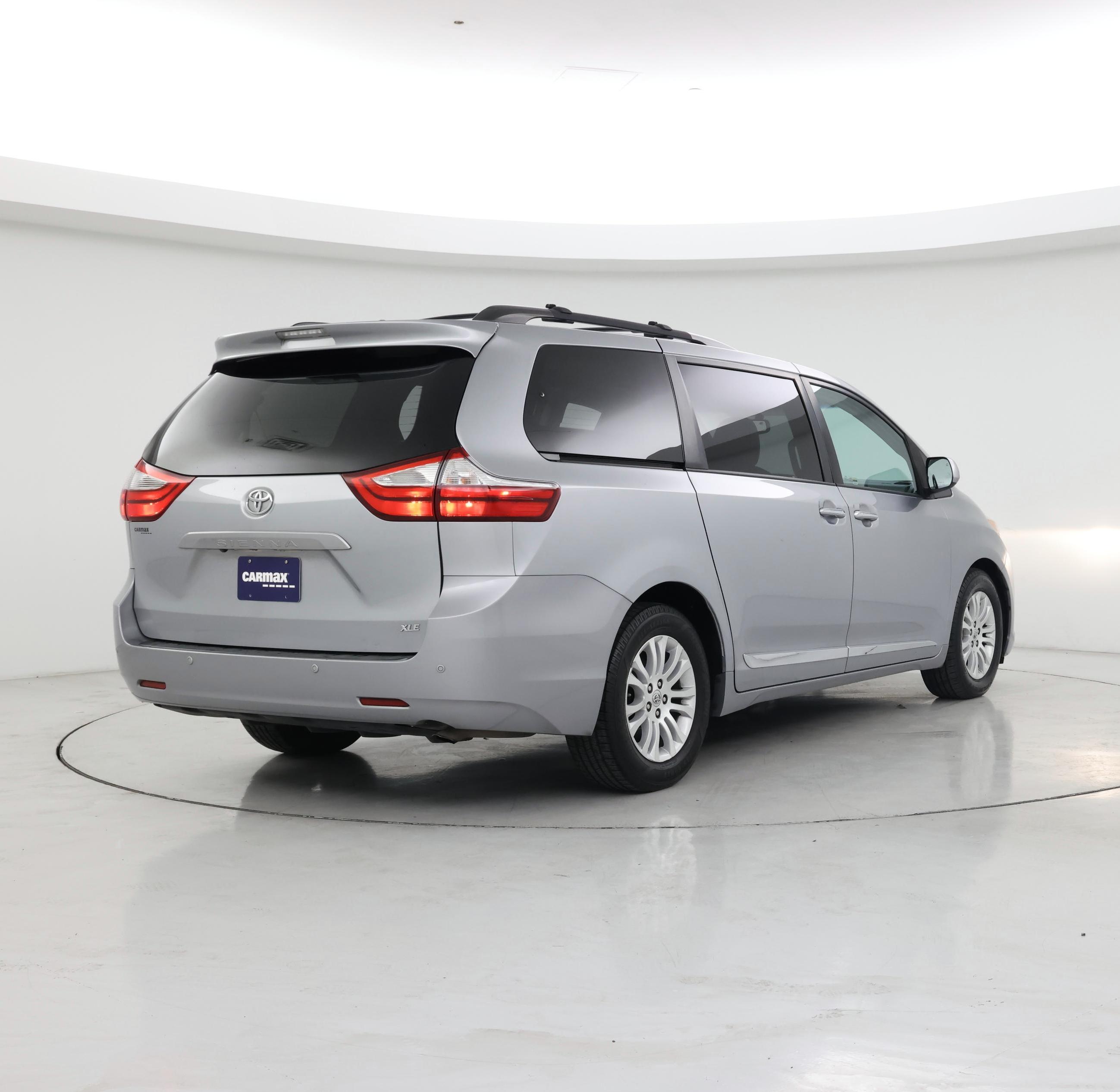 Thumbnail: 2017 Toyota Sienna - 8