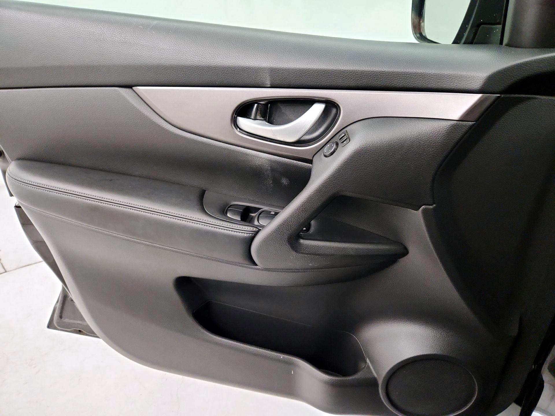 Thumbnail: 2015 Nissan Rogue - 12
