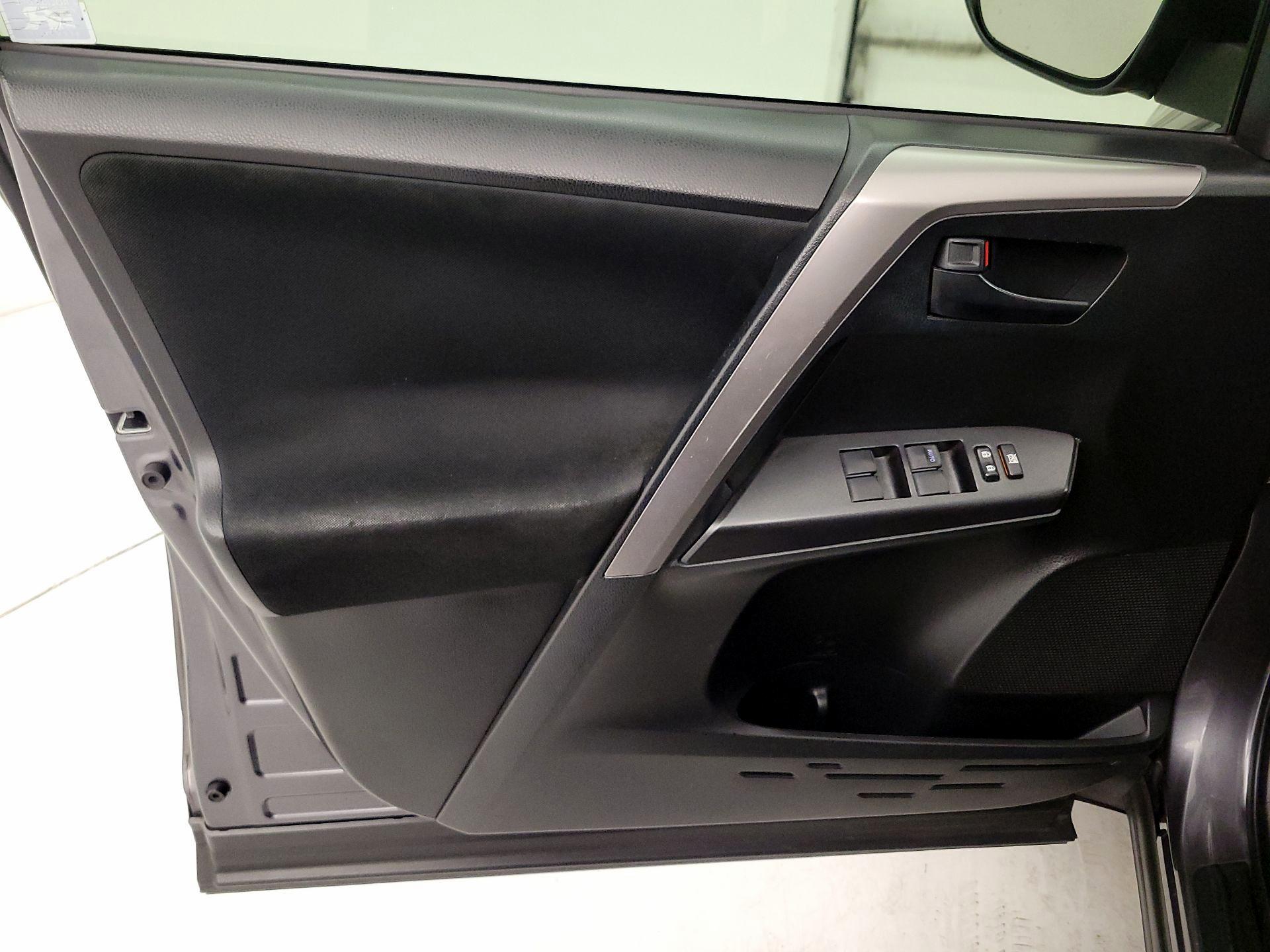 Thumbnail: 2016 Toyota RAV4 - 12