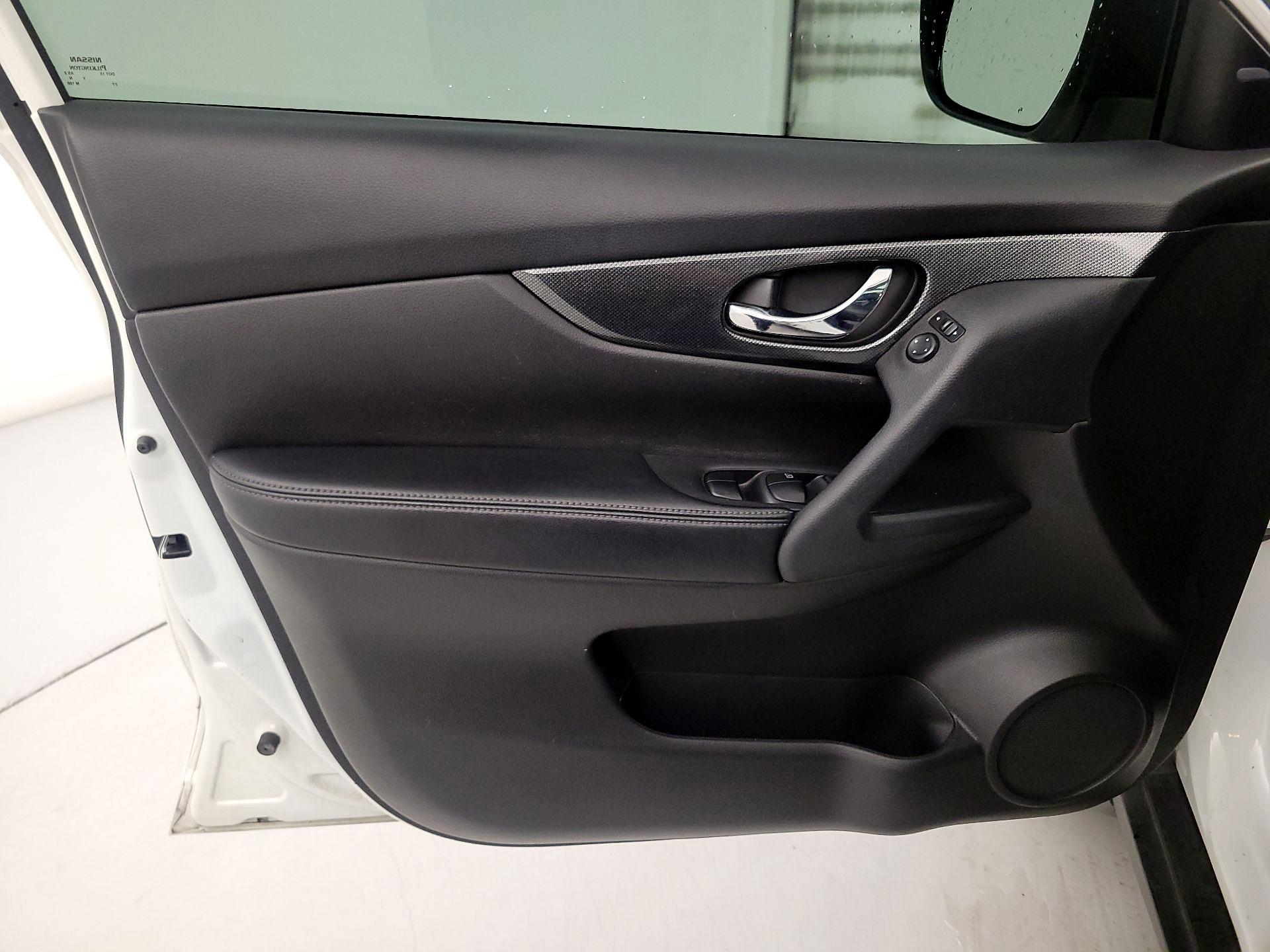 Thumbnail: 2015 Nissan Rogue - 12