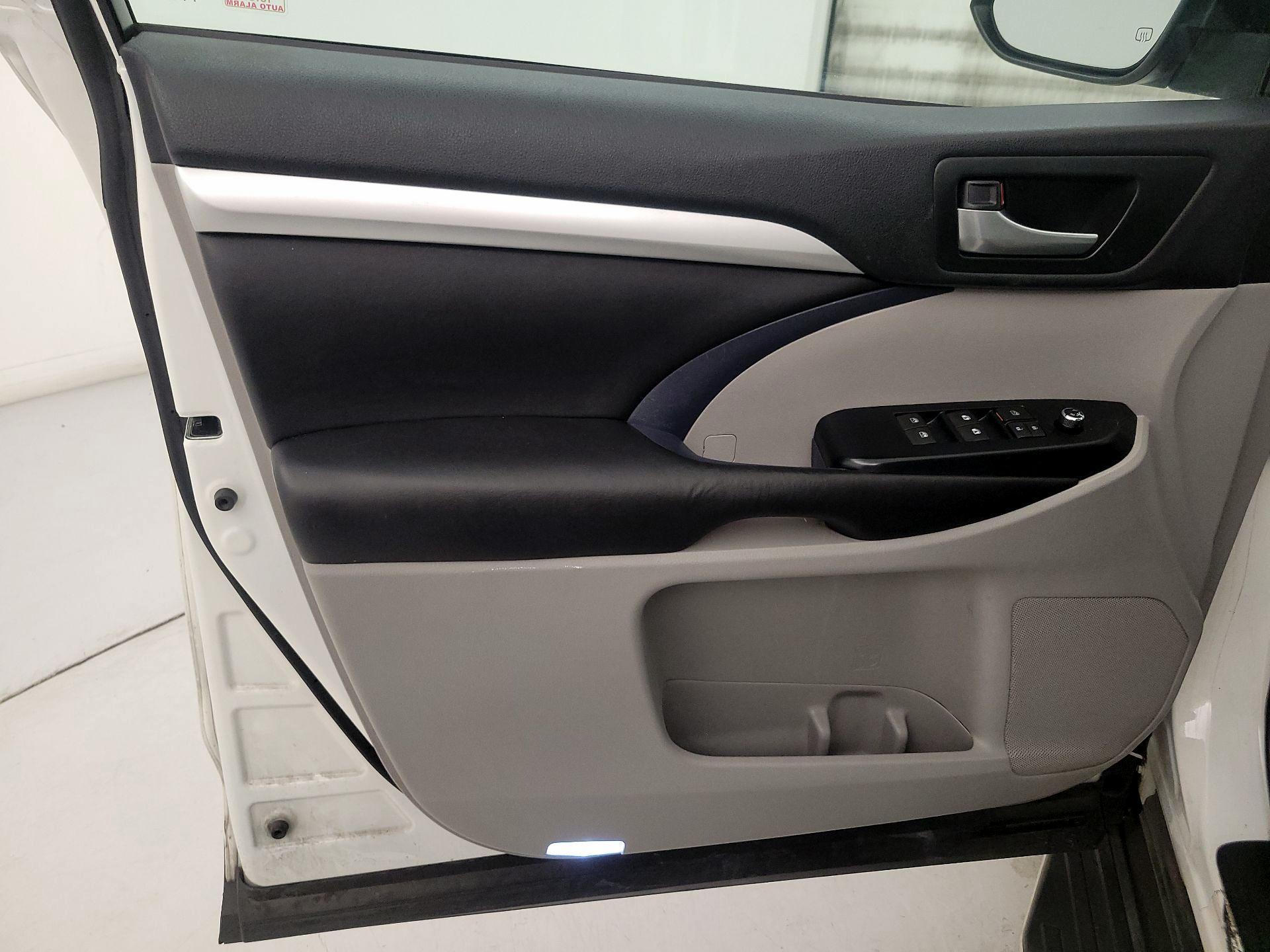 Thumbnail: 2019 Toyota Highlander - 12