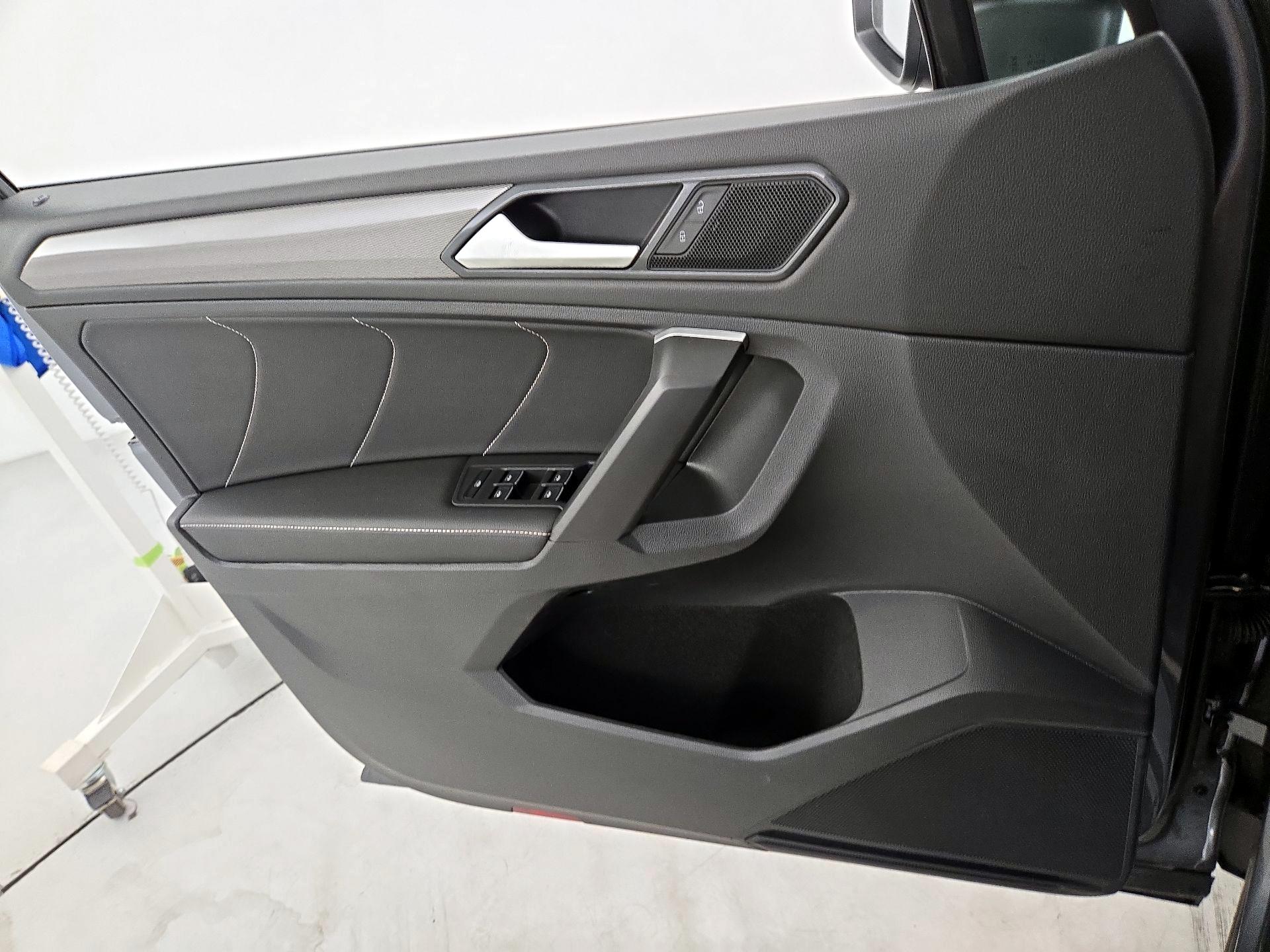 Thumbnail: 2023 Volkswagen Tiguan - 12