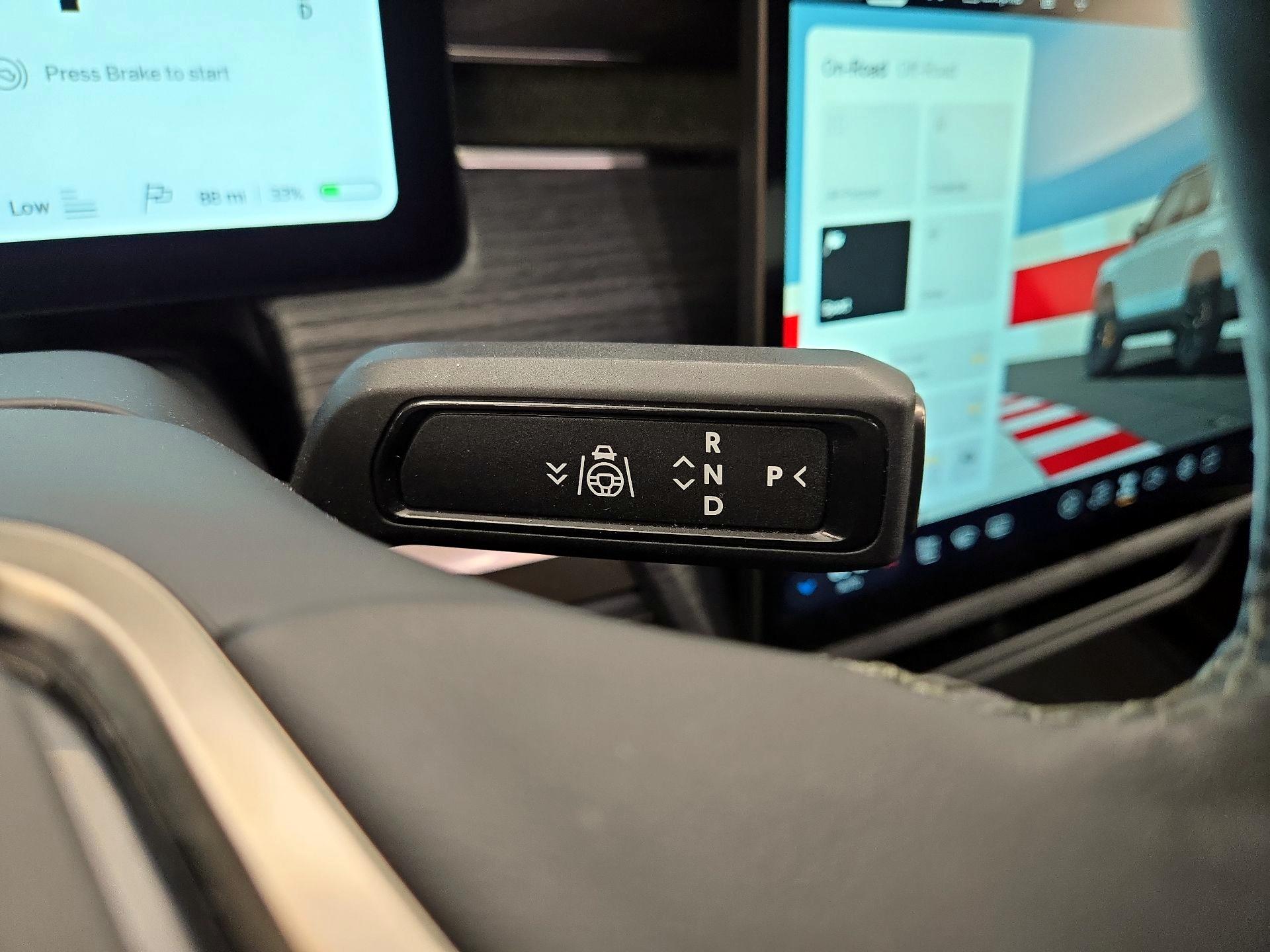 Thumbnail: 2023 Rivian R1S - 17