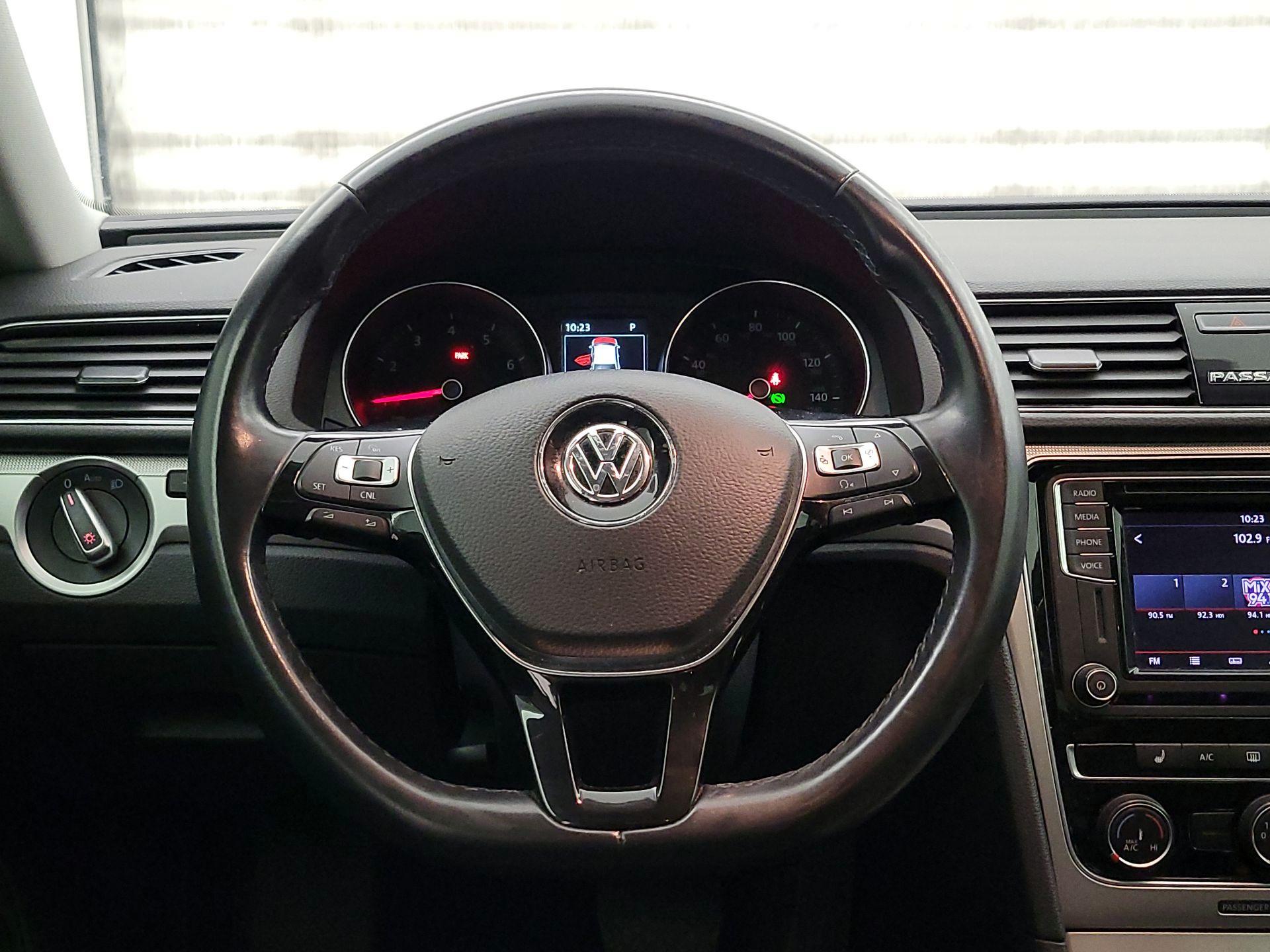 Thumbnail: 2019 Volkswagen Passat - 10