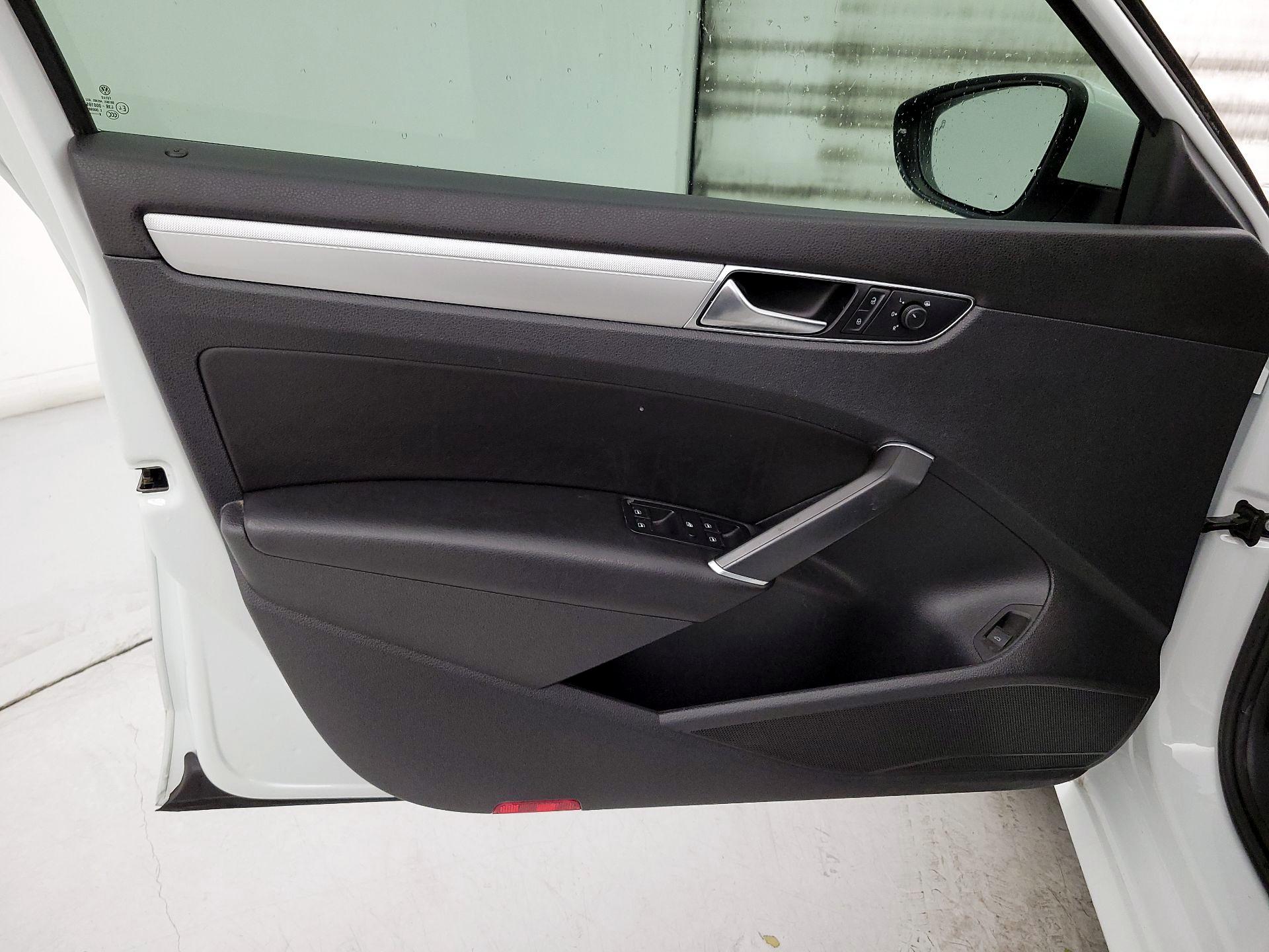 Thumbnail: 2019 Volkswagen Passat - 12