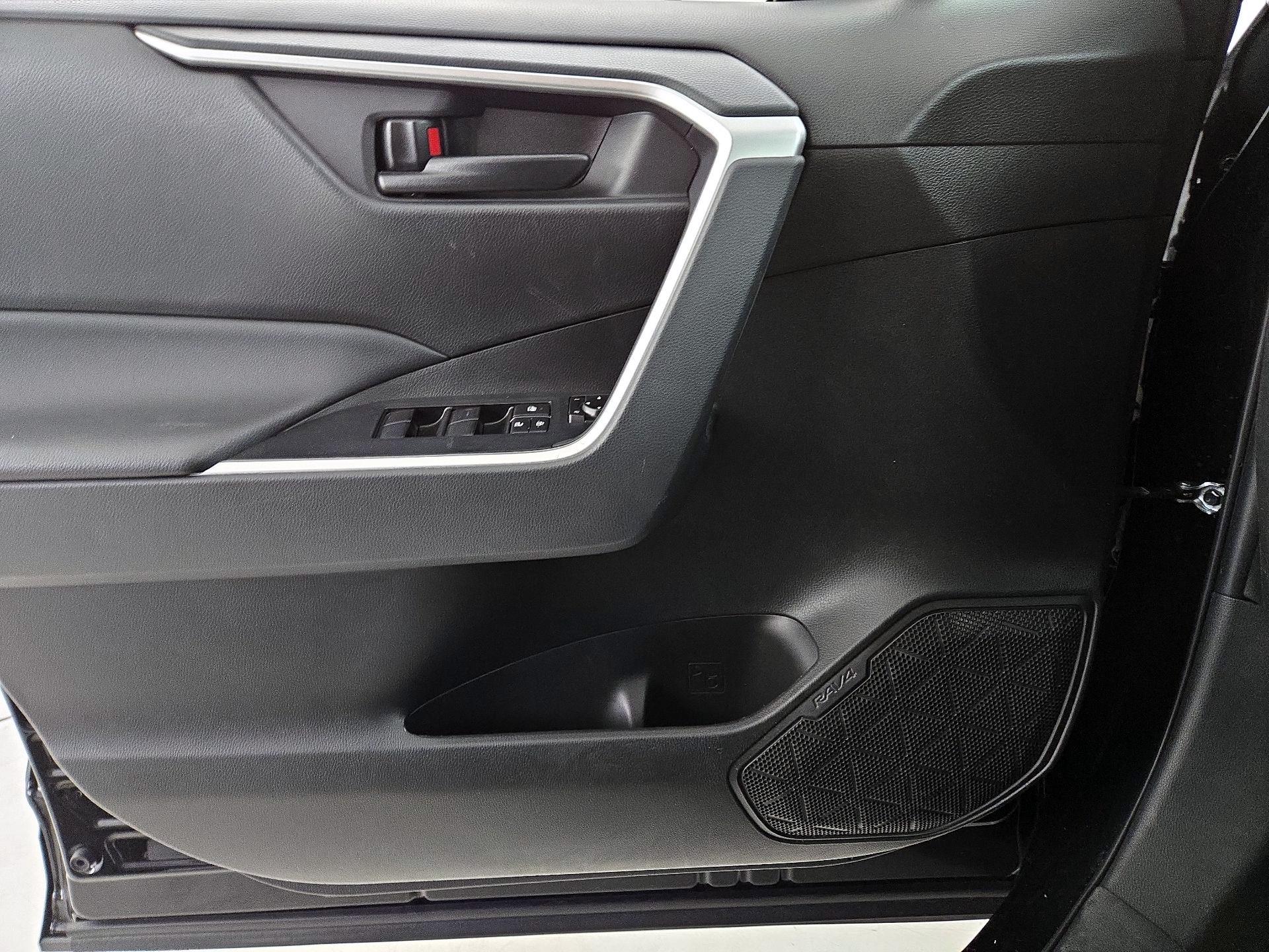 Thumbnail: 2022 Toyota RAV4 - 12