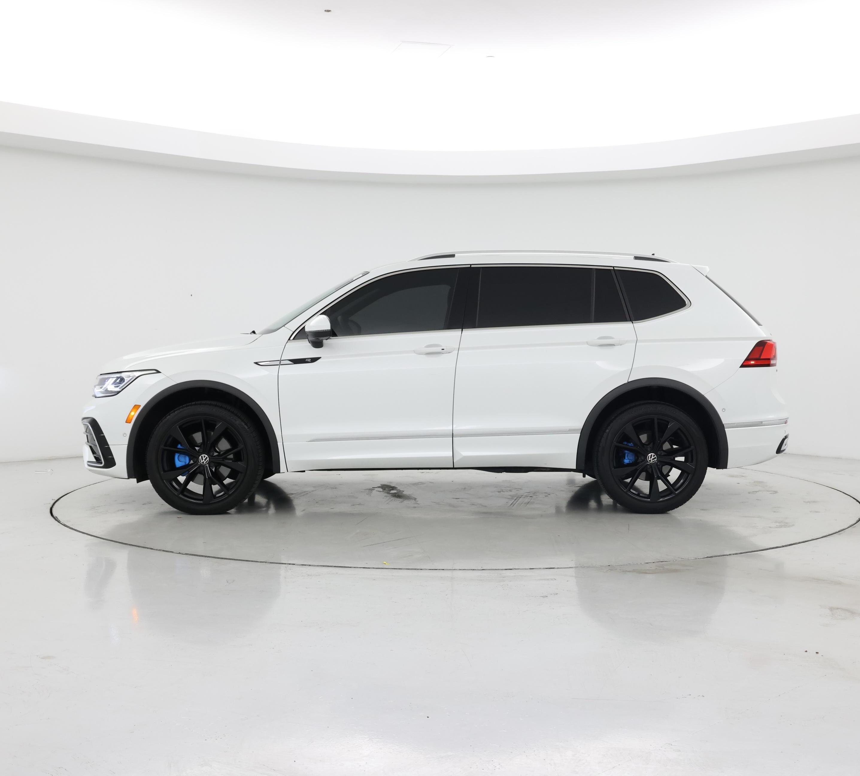 Thumbnail: 2023 Volkswagen Tiguan - 3