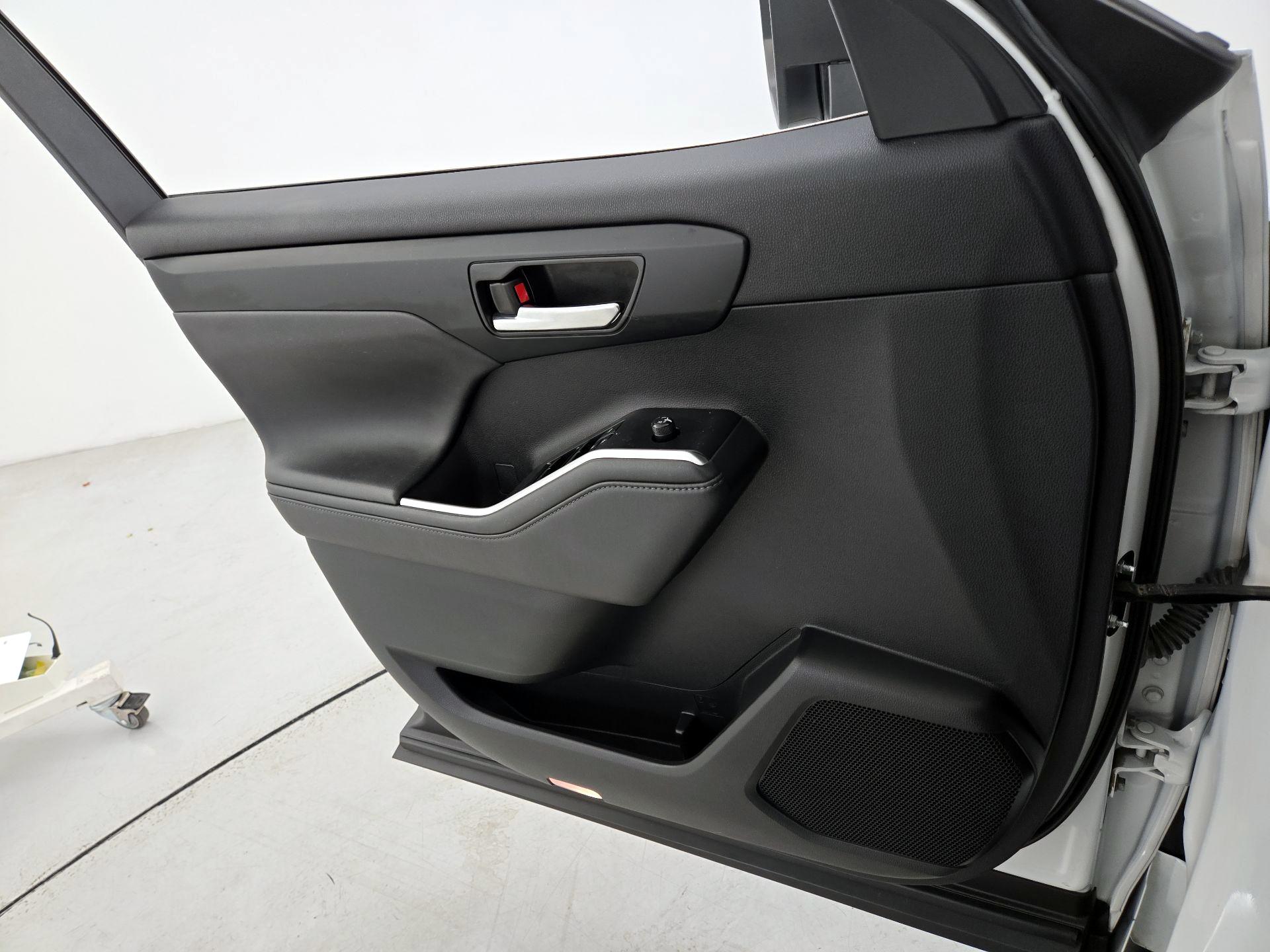 Thumbnail: 2022 Toyota Highlander - 12