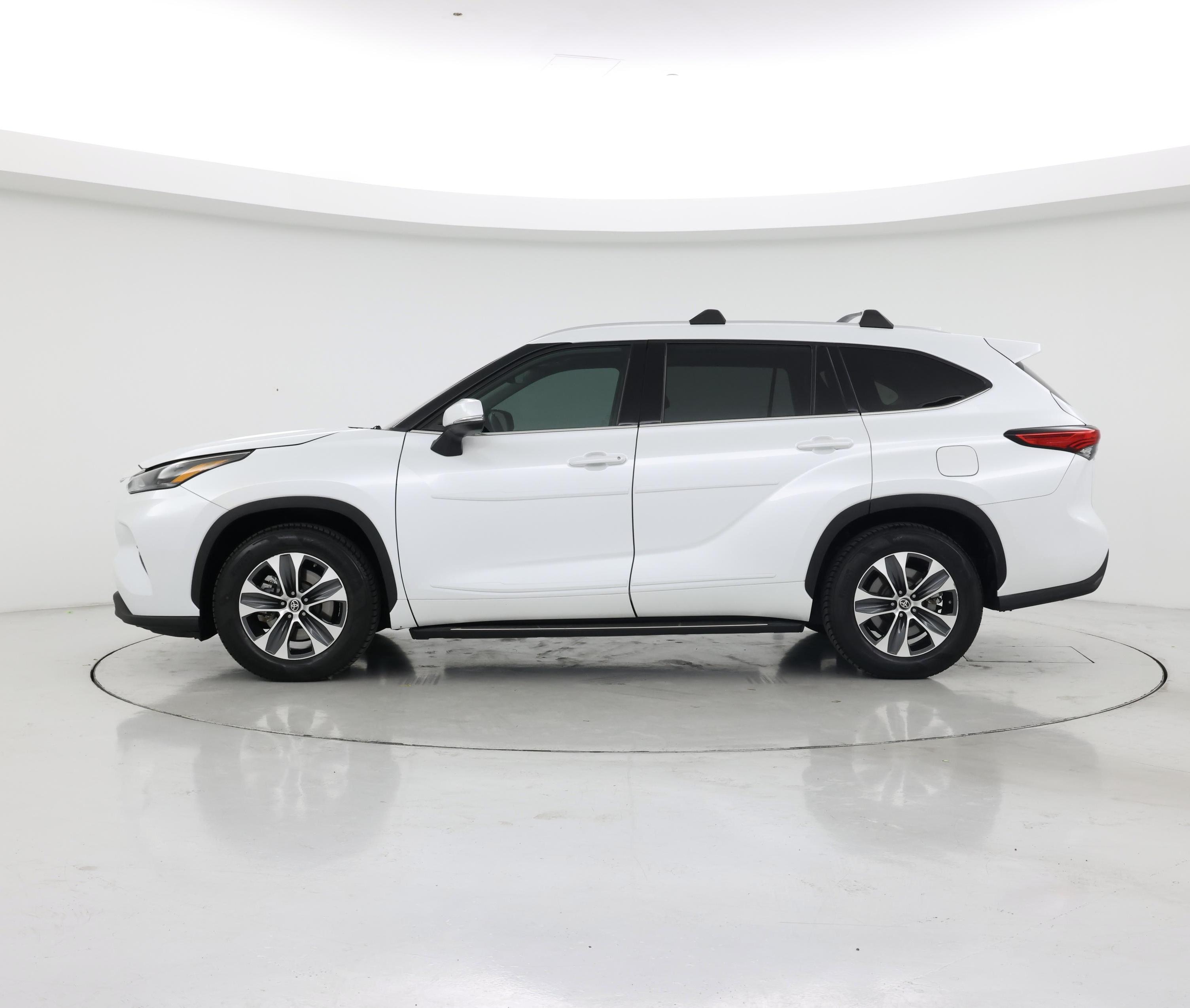 Thumbnail: 2022 Toyota Highlander - 3
