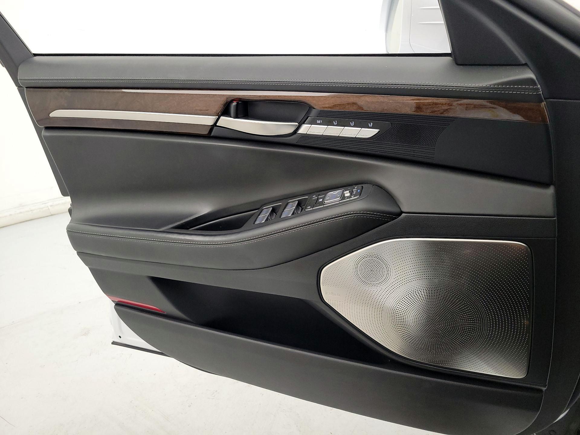 Thumbnail: 2017 Genesis G90 - 12