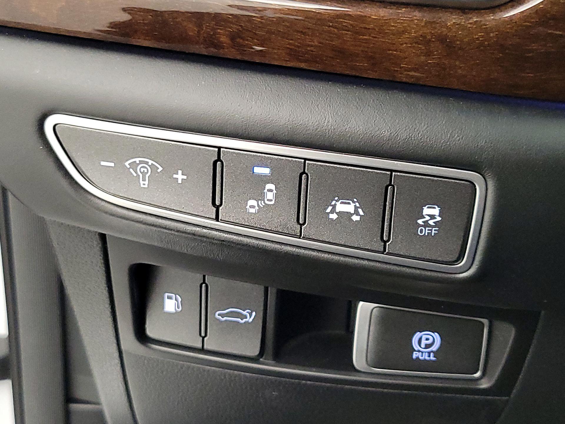 Thumbnail: 2017 Genesis G90 - 13