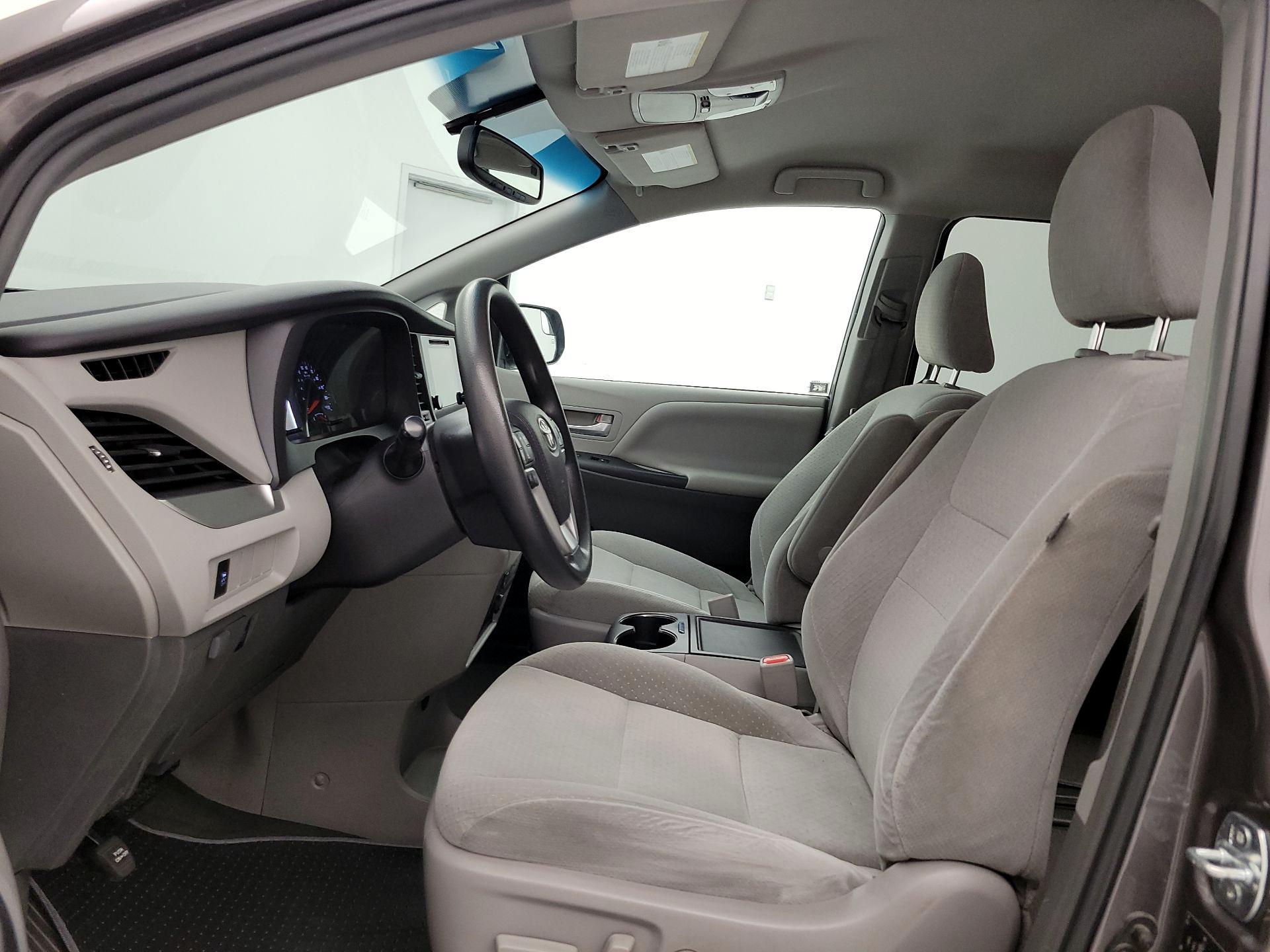 Thumbnail: 2015 Toyota Sienna - 11