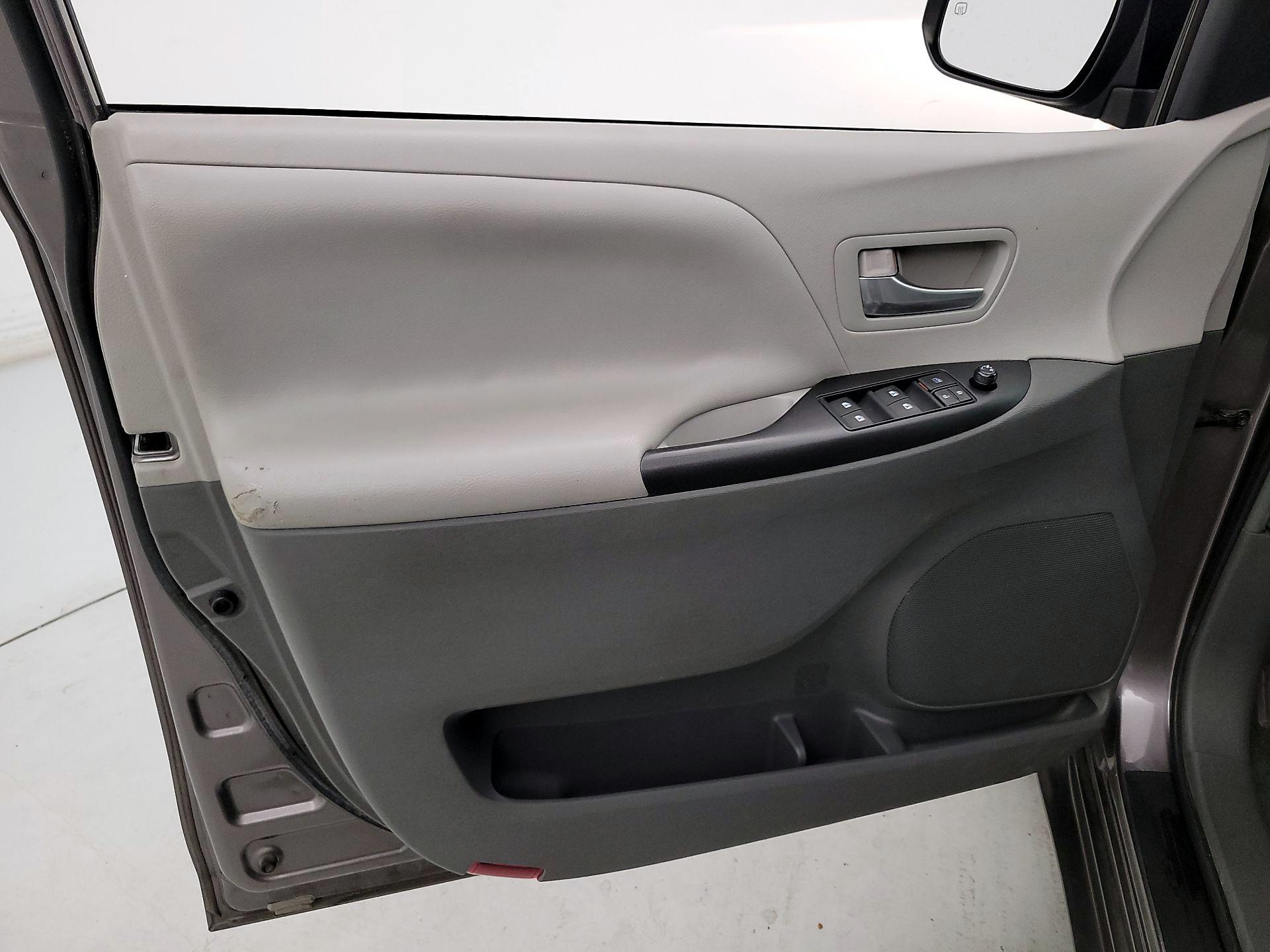 Thumbnail: 2015 Toyota Sienna - 12