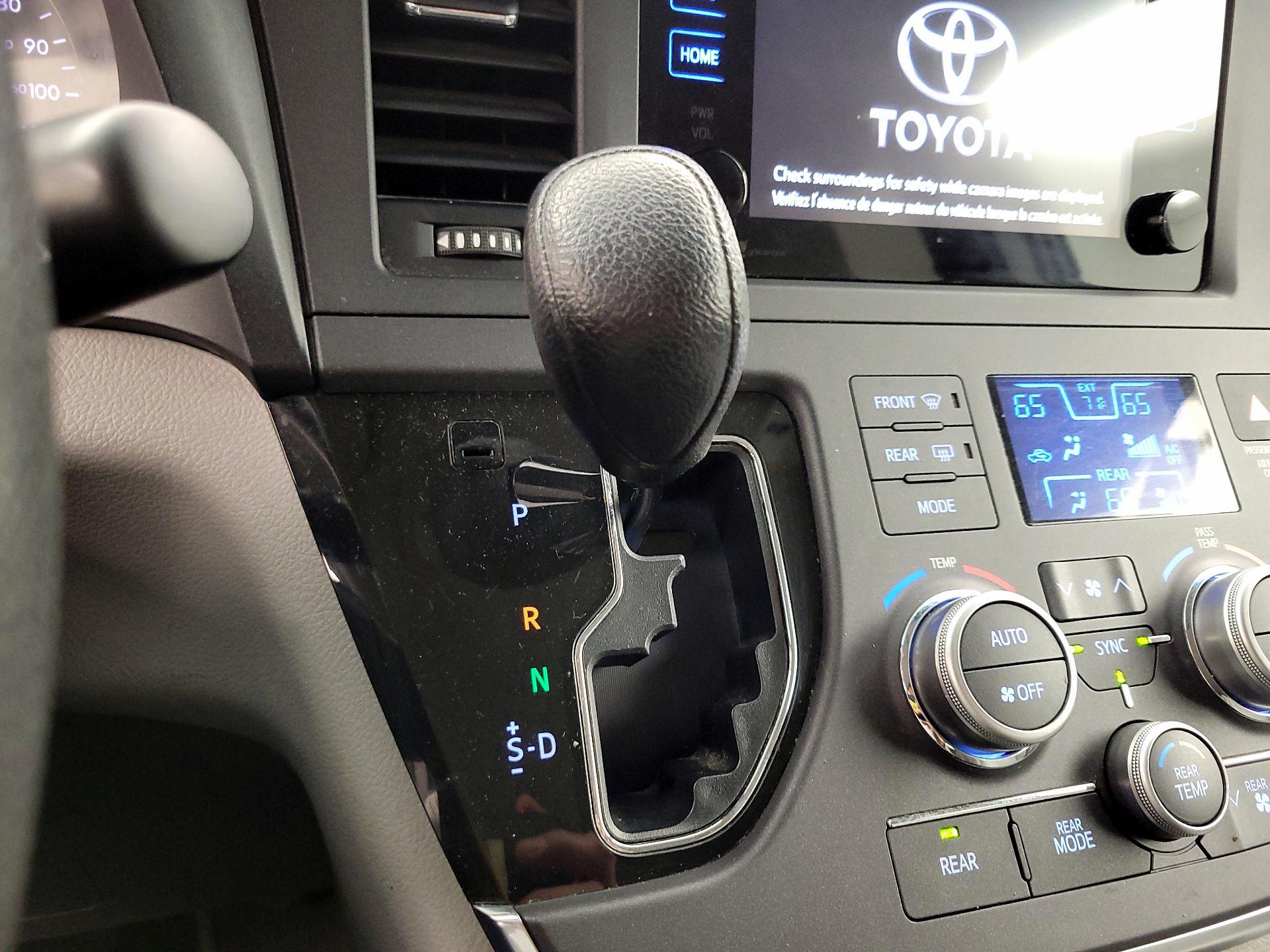 Thumbnail: 2015 Toyota Sienna - 17