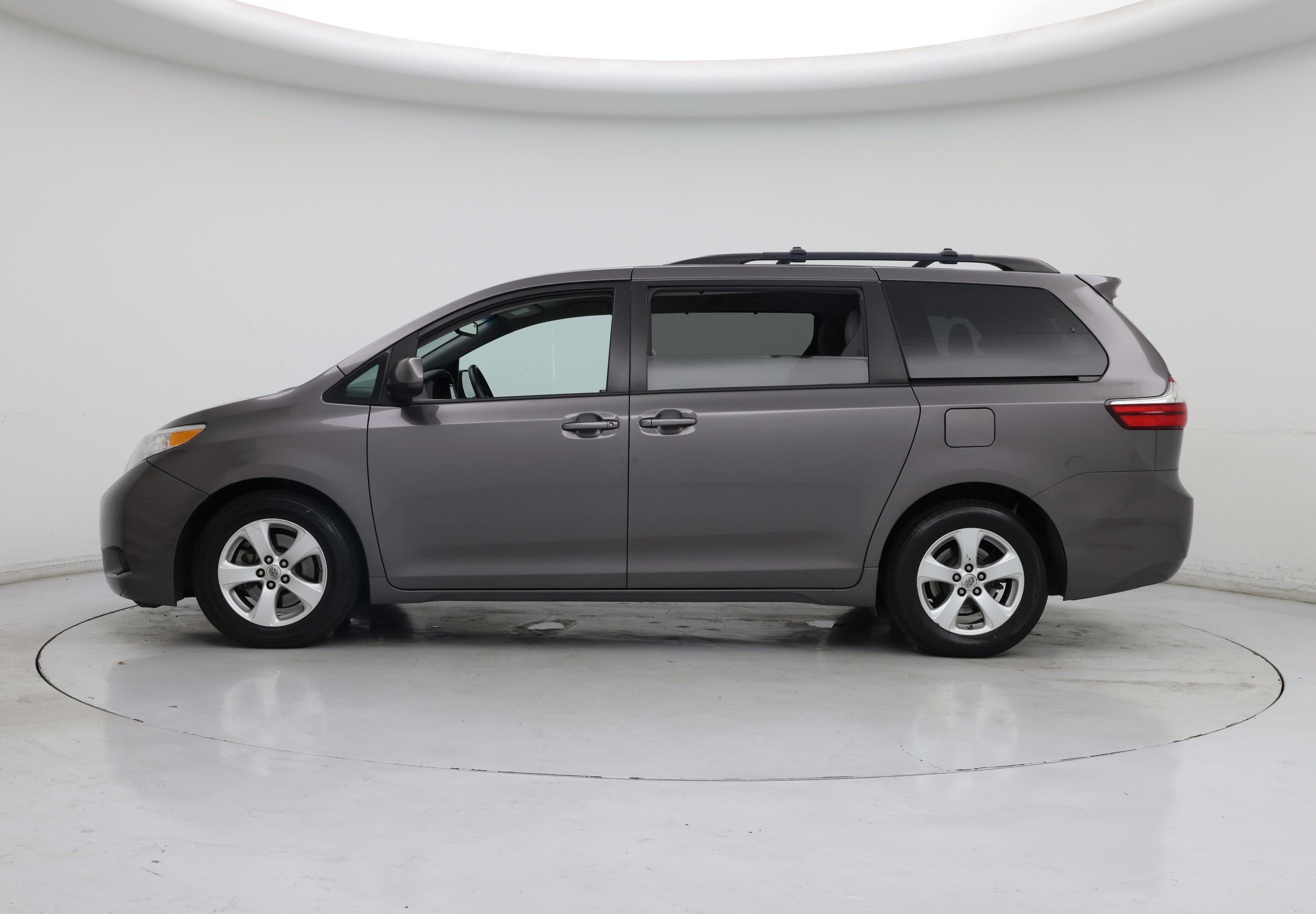 Thumbnail: 2015 Toyota Sienna - 3