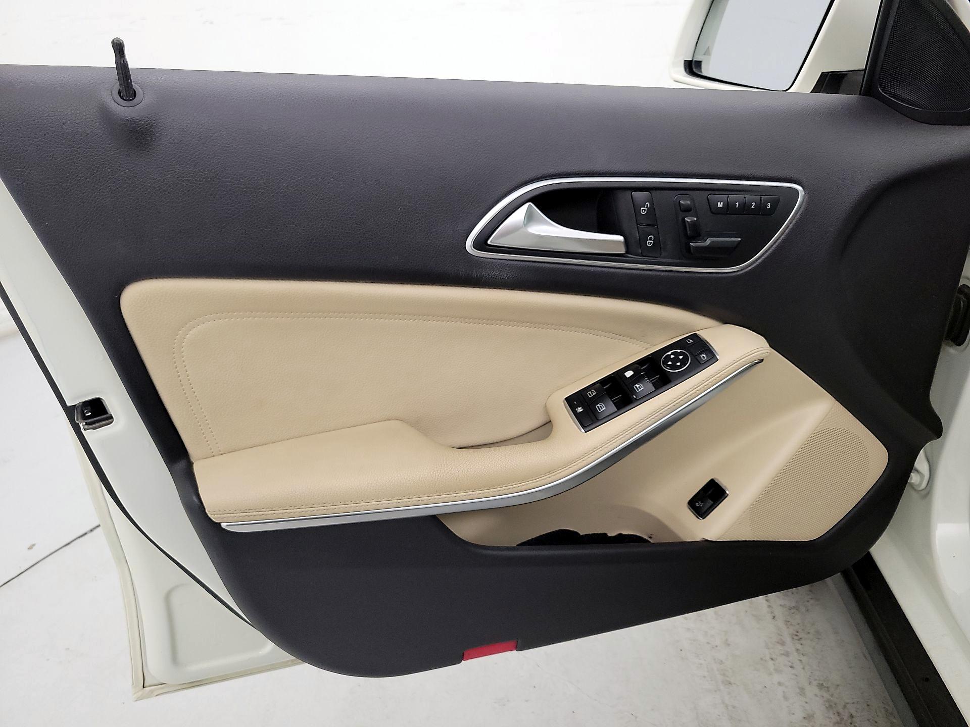 Thumbnail: 2016 Mercedes-Benz GLA - 12