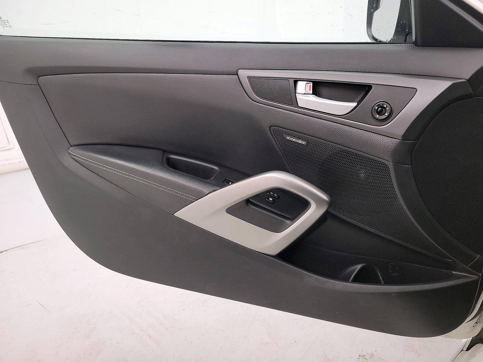 Thumbnail: 2016 Hyundai Veloster - 12