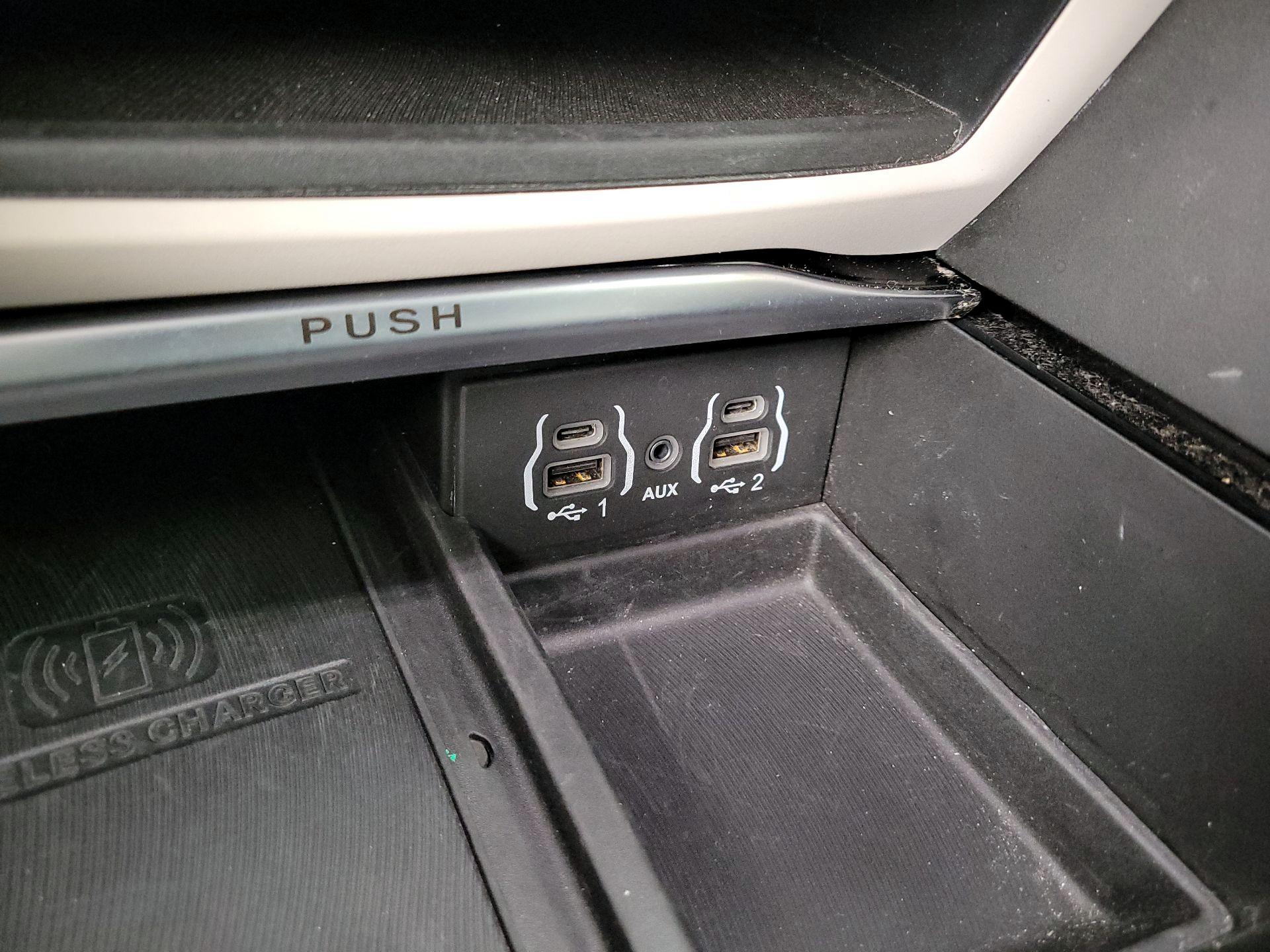 Thumbnail: 2023 Chrysler Pacifica - 18