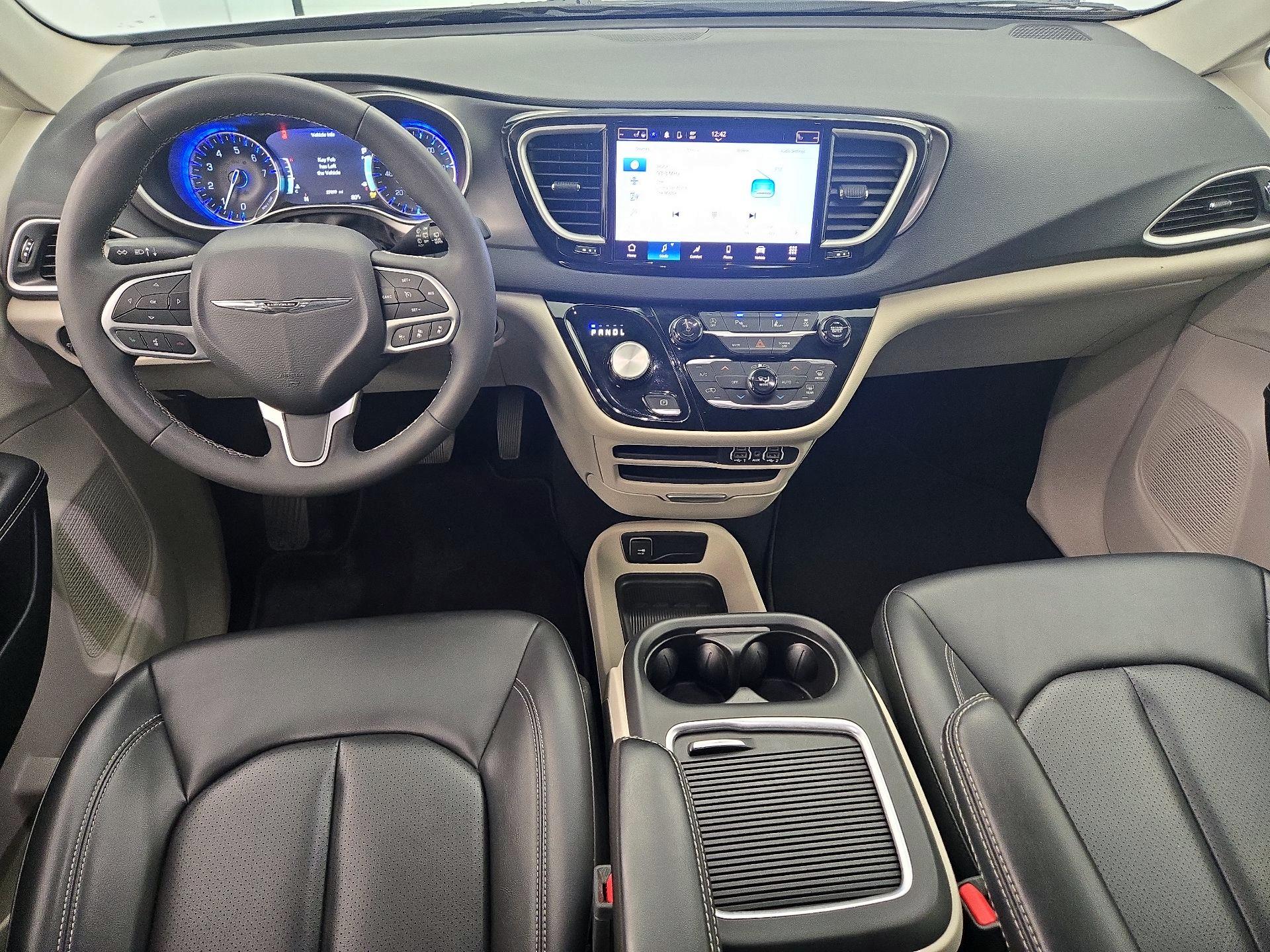 Thumbnail: 2023 Chrysler Pacifica - 9