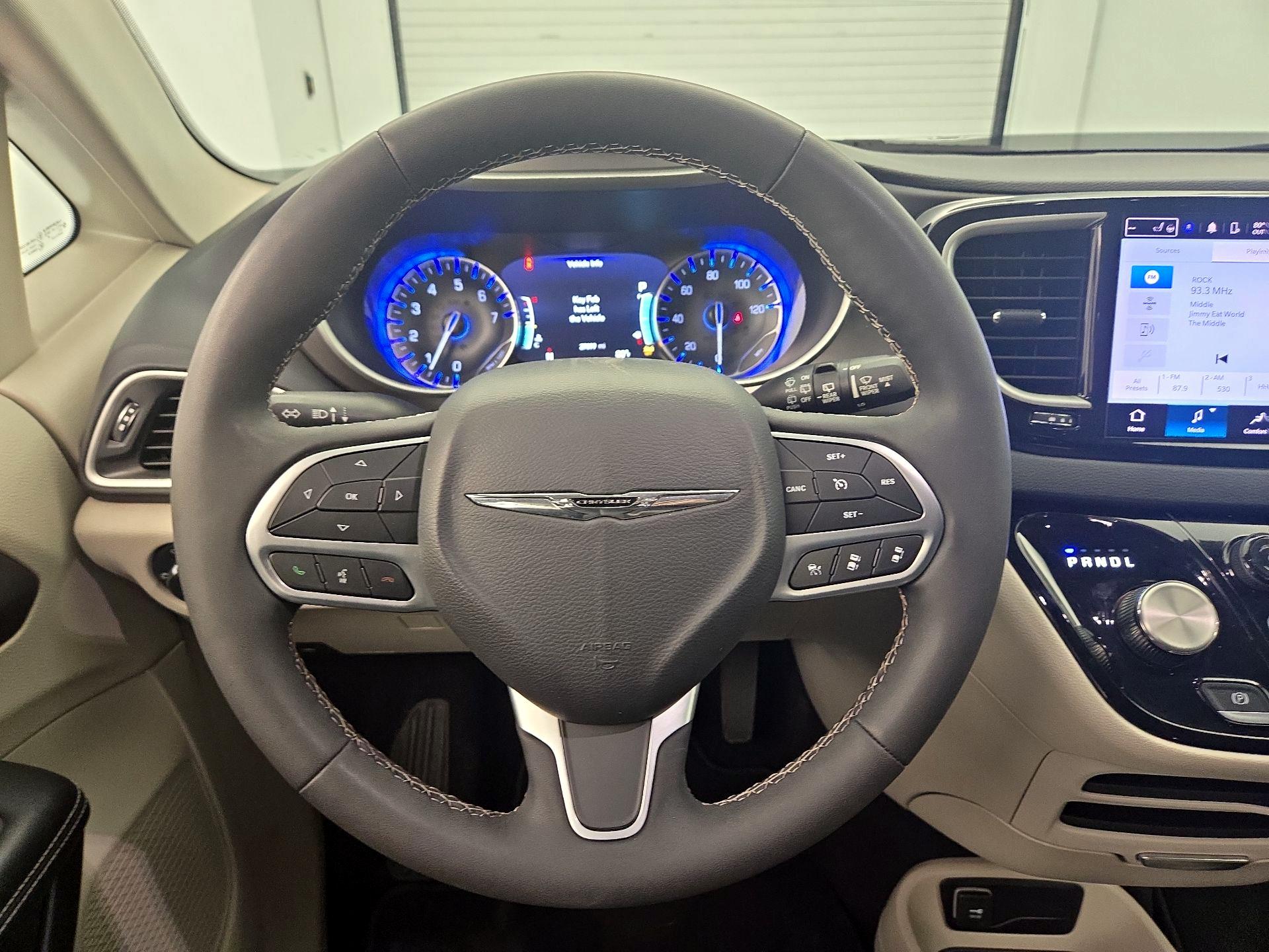 Thumbnail: 2023 Chrysler Pacifica - 10
