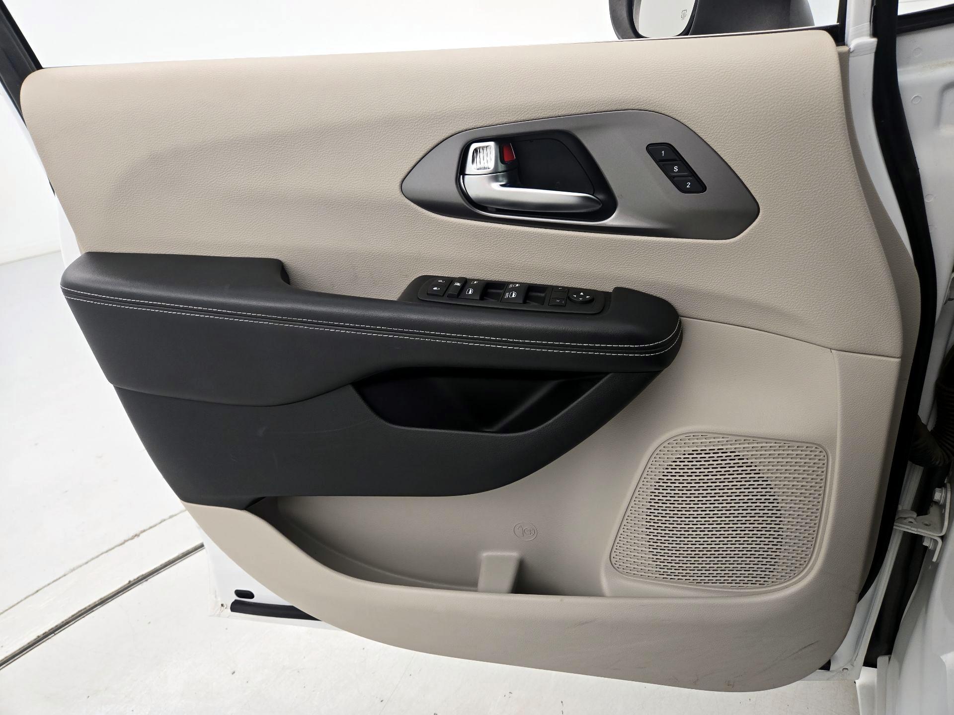 Thumbnail: 2023 Chrysler Pacifica - 12