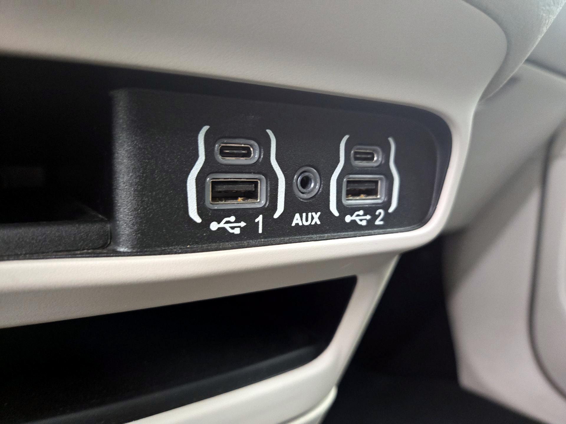 Thumbnail: 2023 Chrysler Pacifica - 18