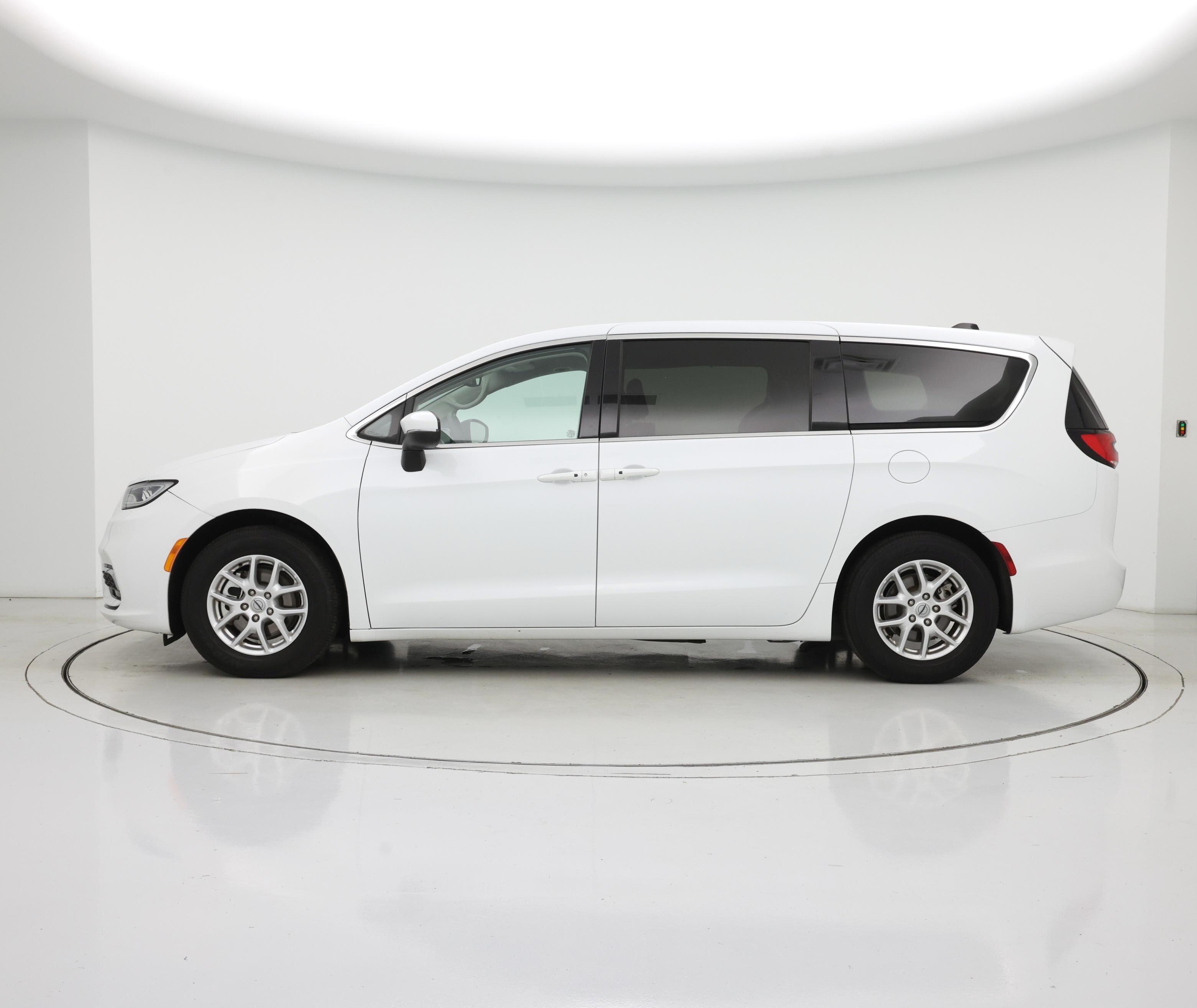 Thumbnail: 2023 Chrysler Pacifica - 3
