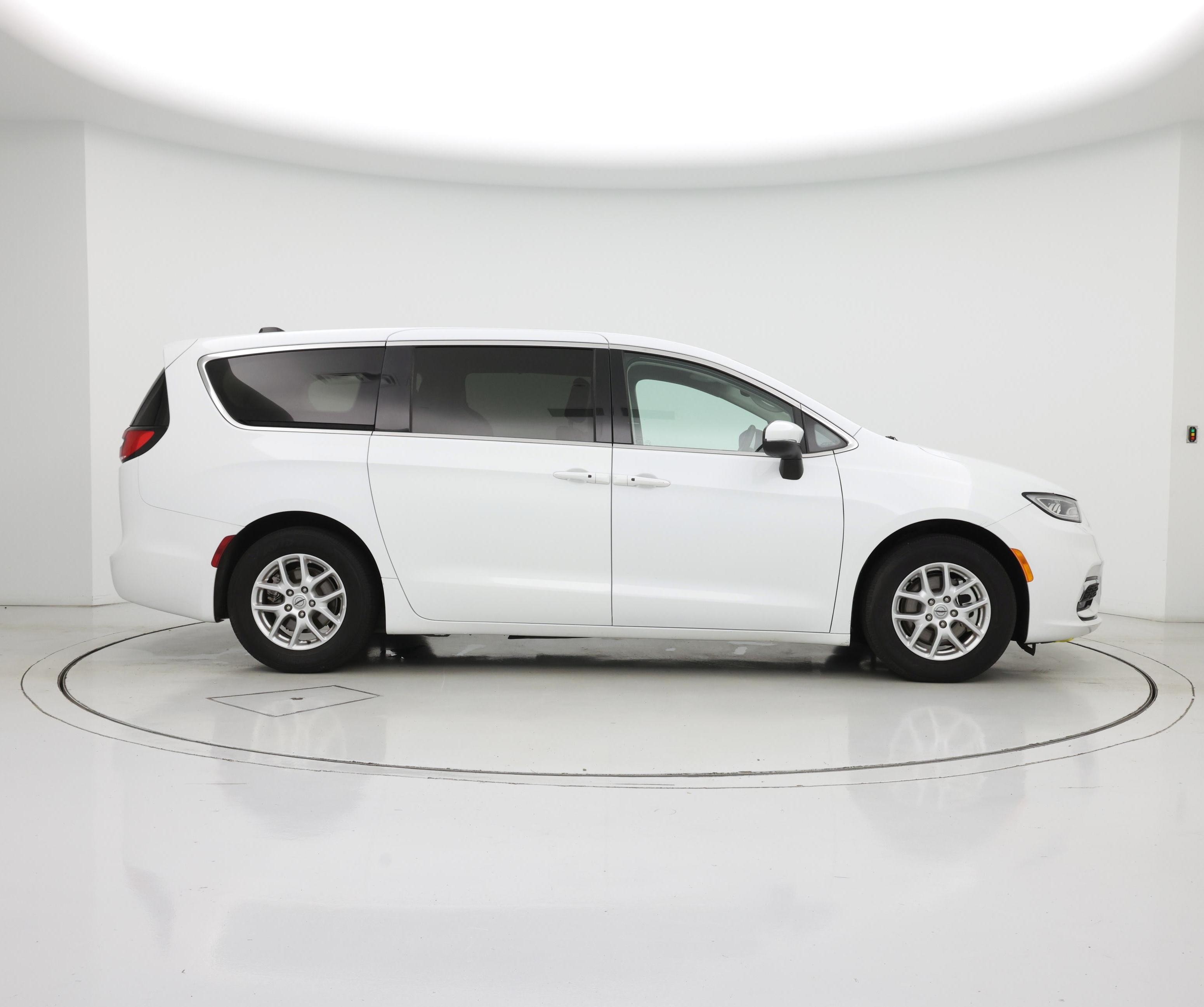 Thumbnail: 2023 Chrysler Pacifica - 7