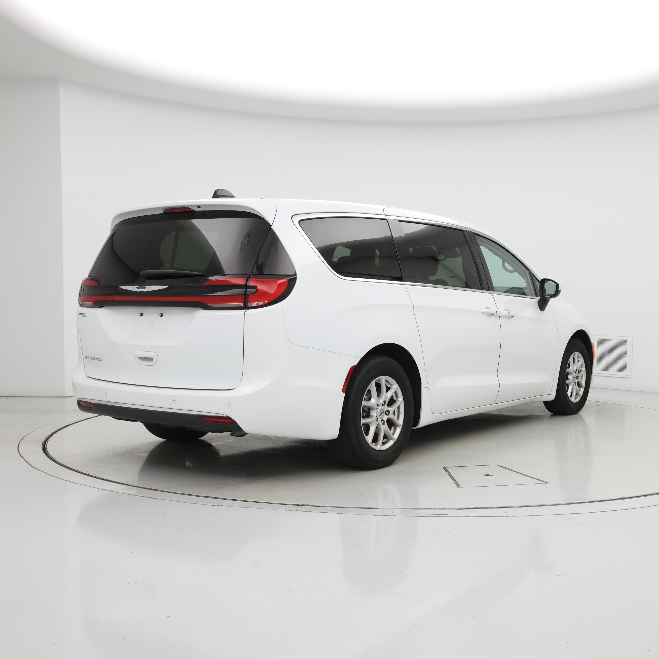 Thumbnail: 2023 Chrysler Pacifica - 8