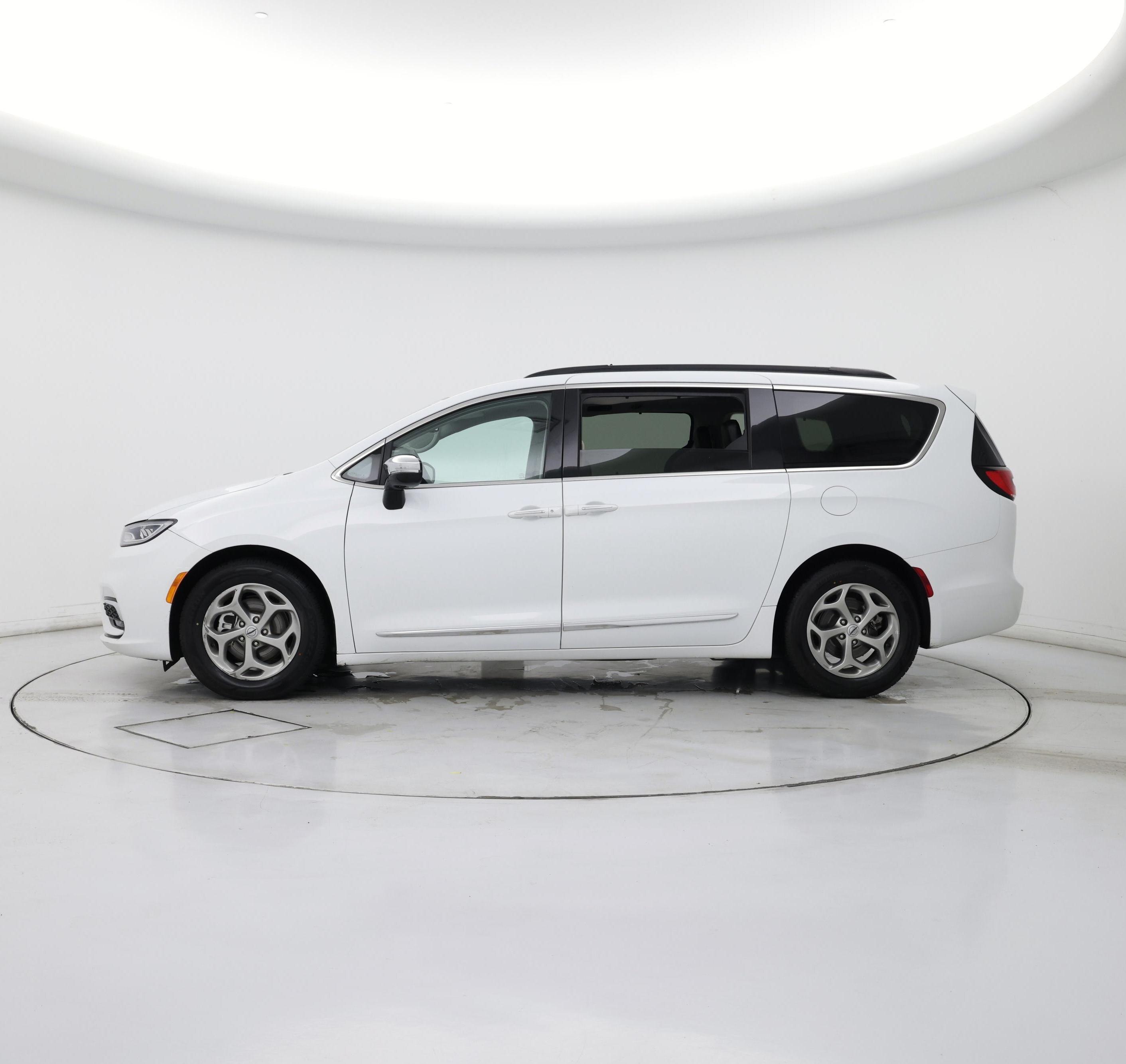 Thumbnail: 2023 Chrysler Pacifica - 3