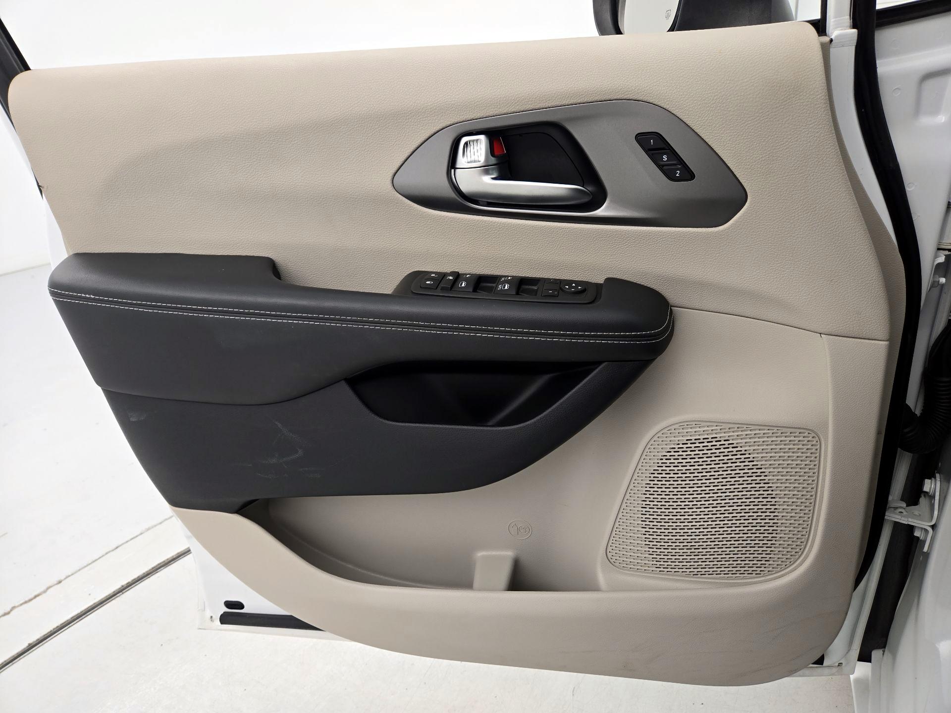 Thumbnail: 2023 Chrysler Pacifica - 12