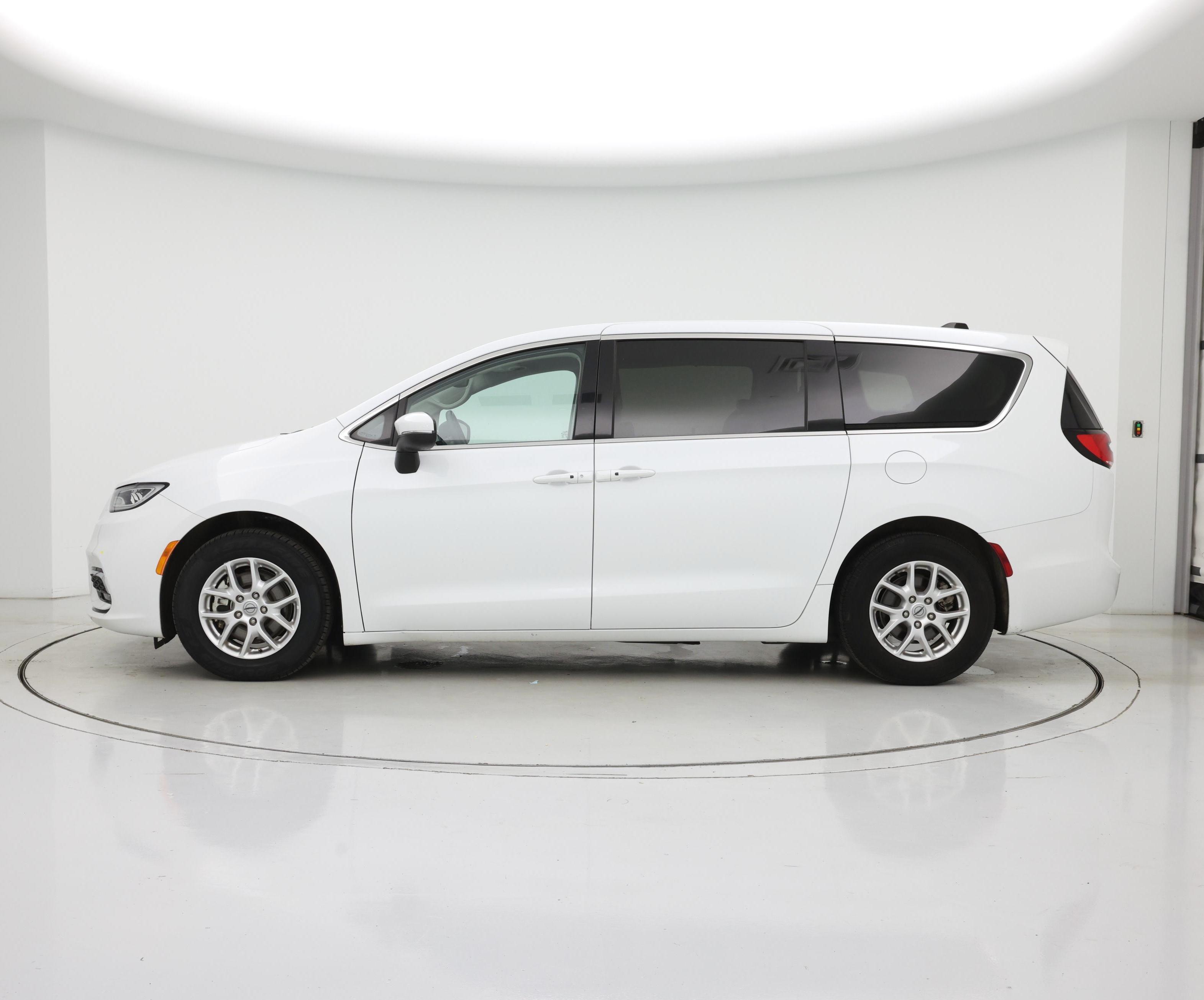 Thumbnail: 2023 Chrysler Pacifica - 3