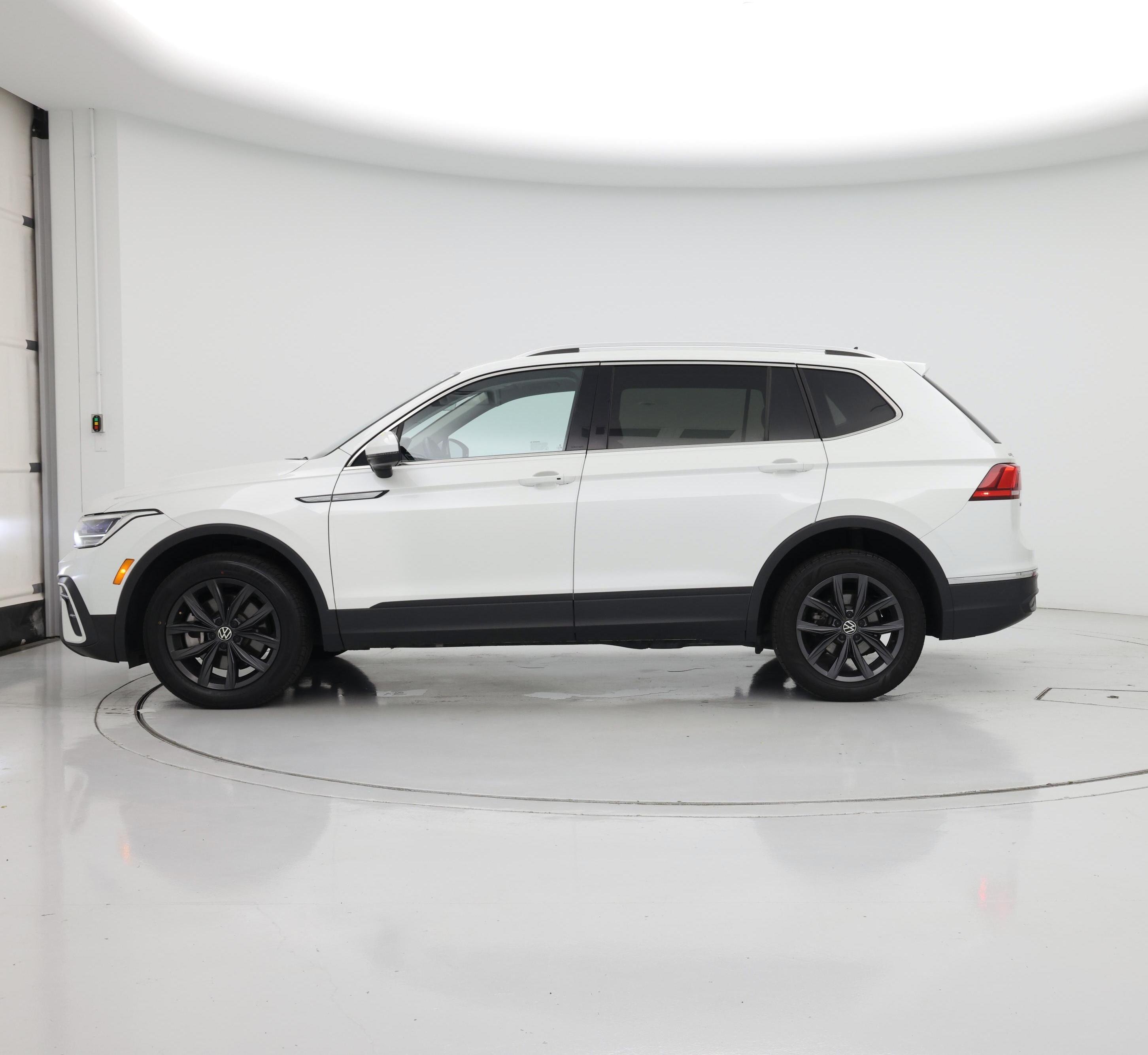 Thumbnail: 2023 Volkswagen Tiguan - 3