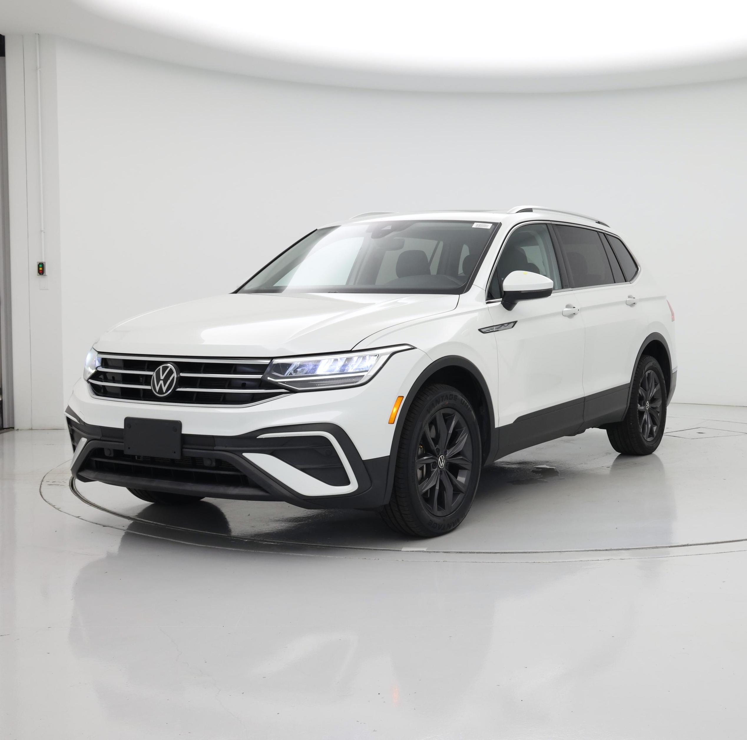Thumbnail: 2023 Volkswagen Tiguan - 4