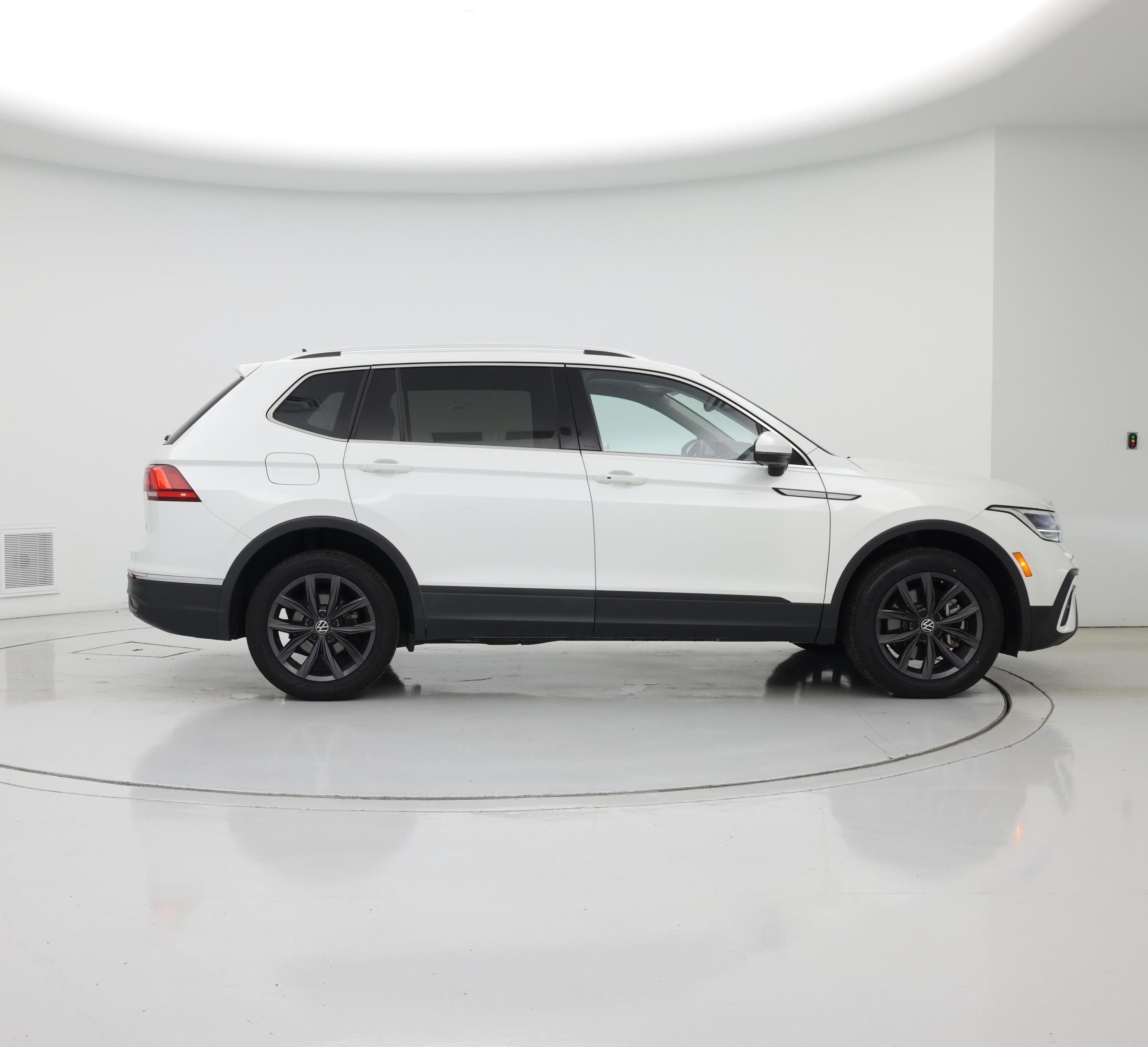 Thumbnail: 2023 Volkswagen Tiguan - 7