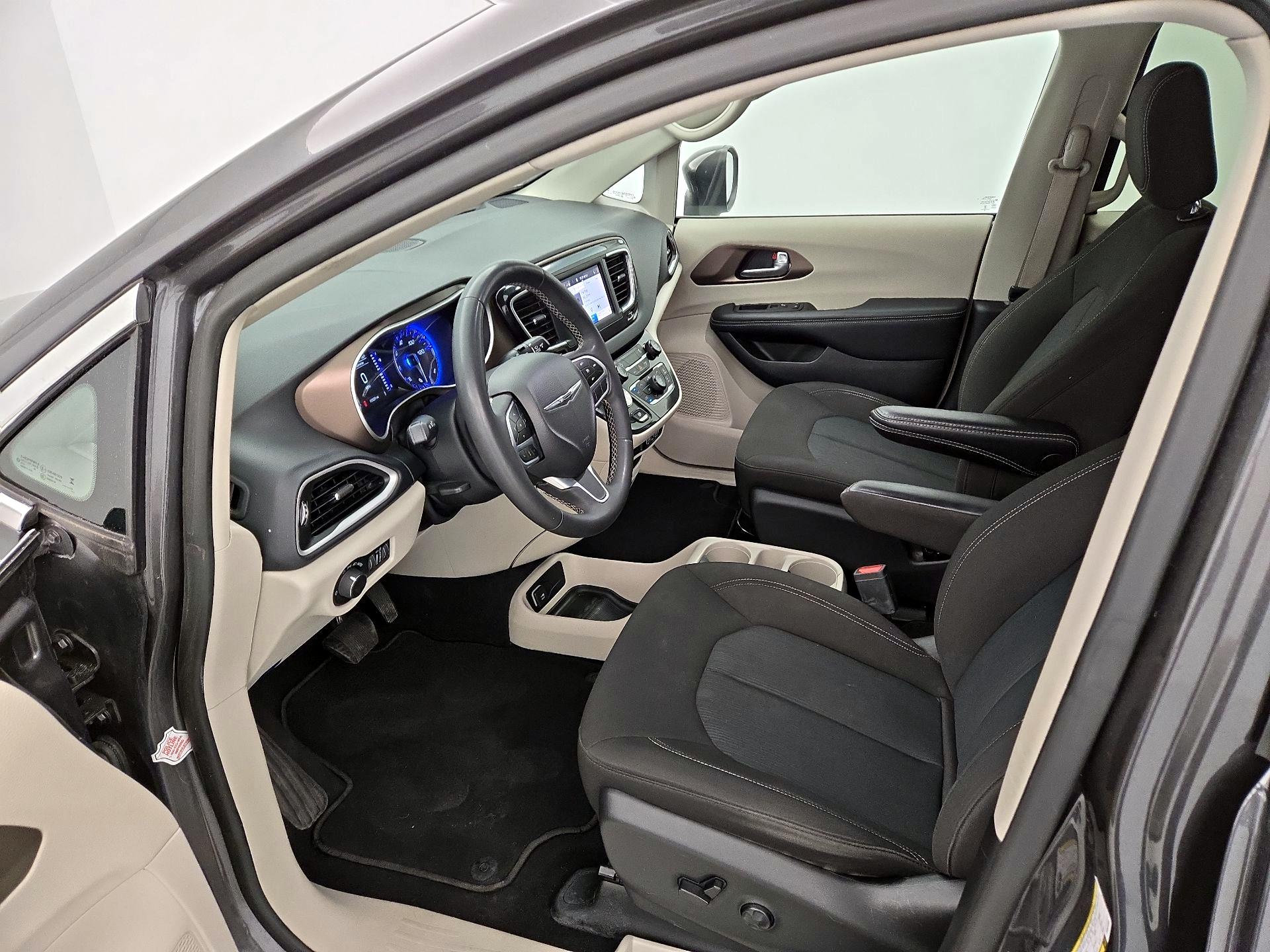 Thumbnail: 2023 Chrysler Voyager - 11