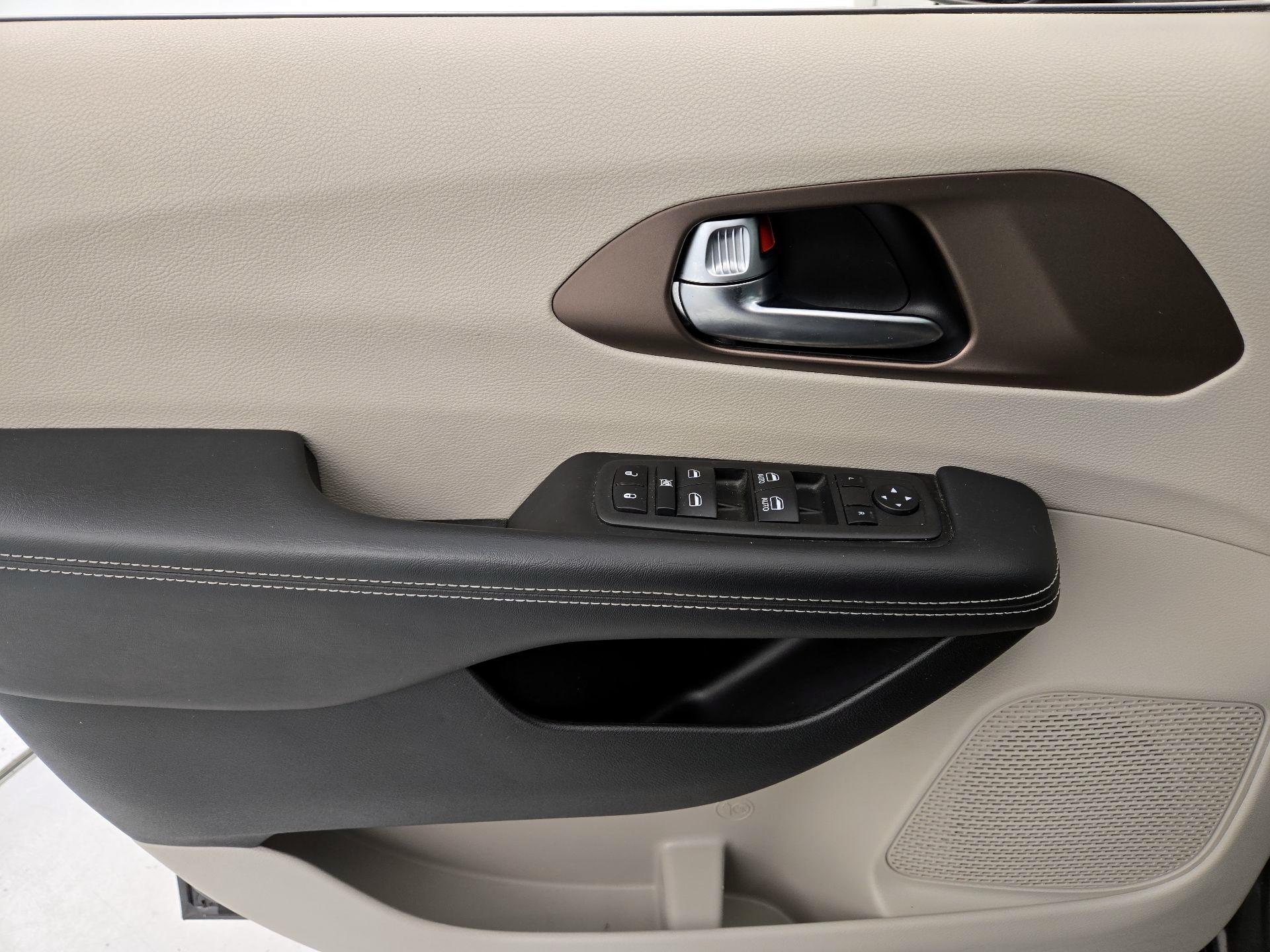 Thumbnail: 2023 Chrysler Voyager - 12