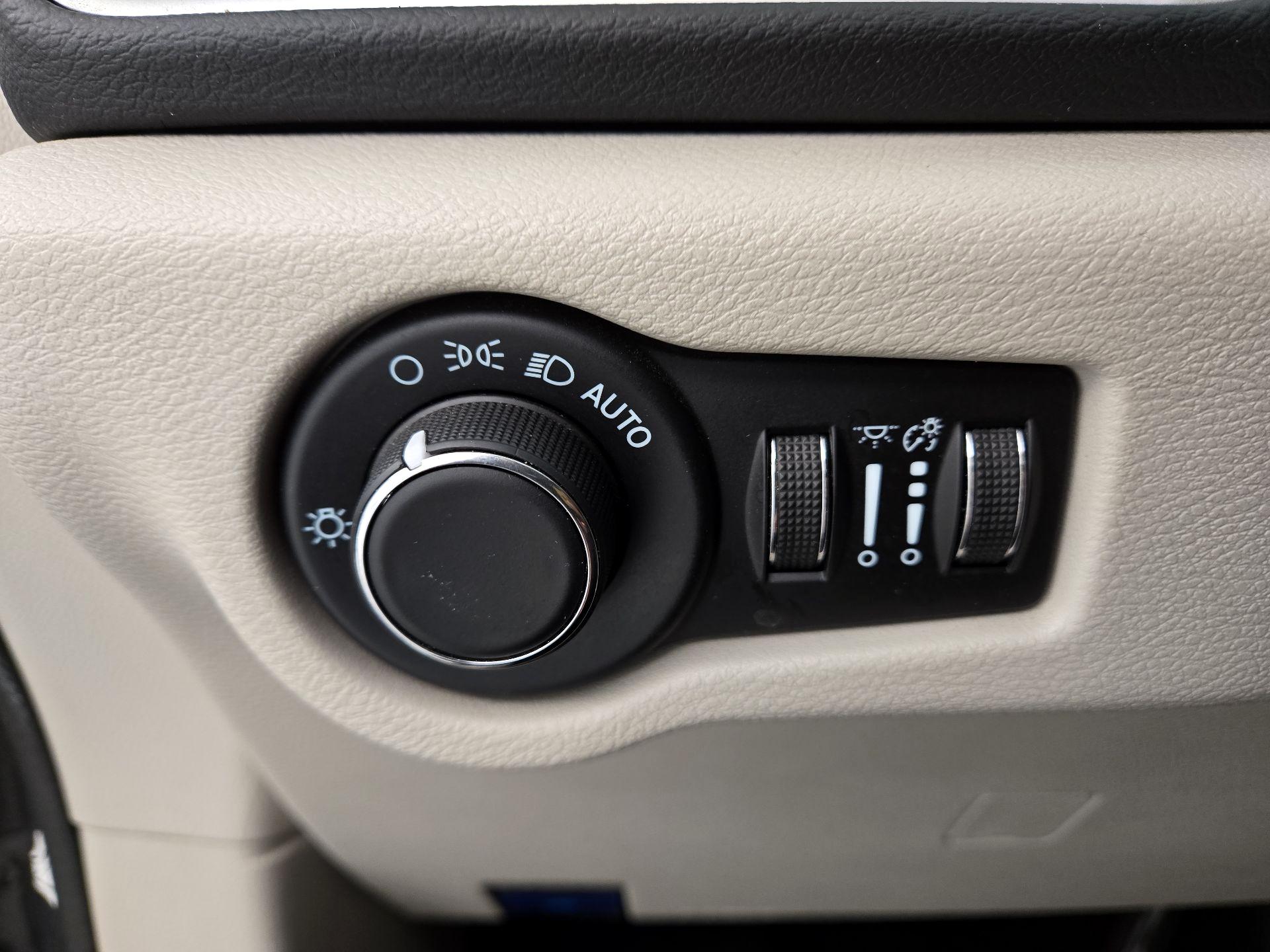 Thumbnail: 2023 Chrysler Voyager - 13