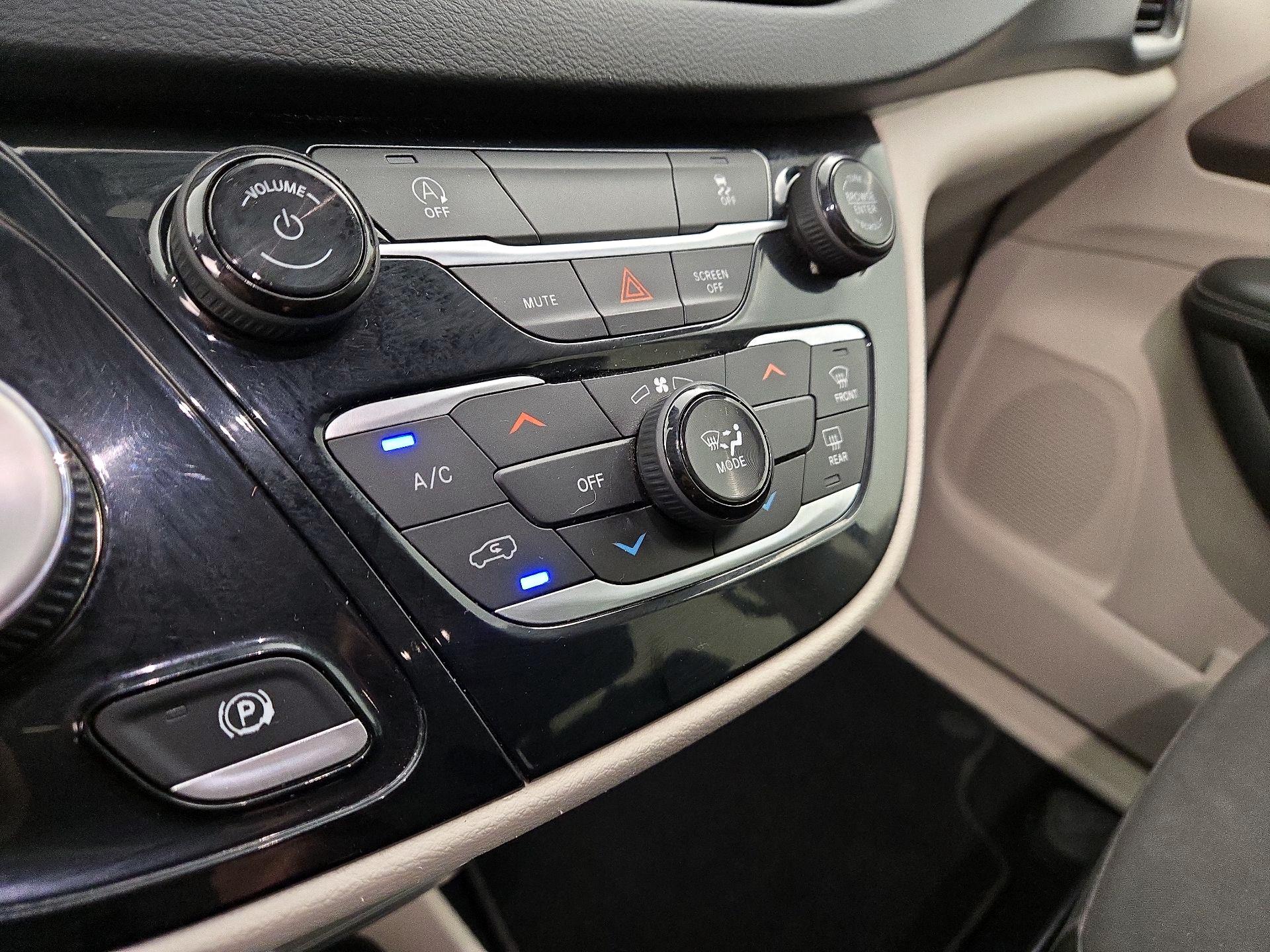 Thumbnail: 2023 Chrysler Voyager - 16