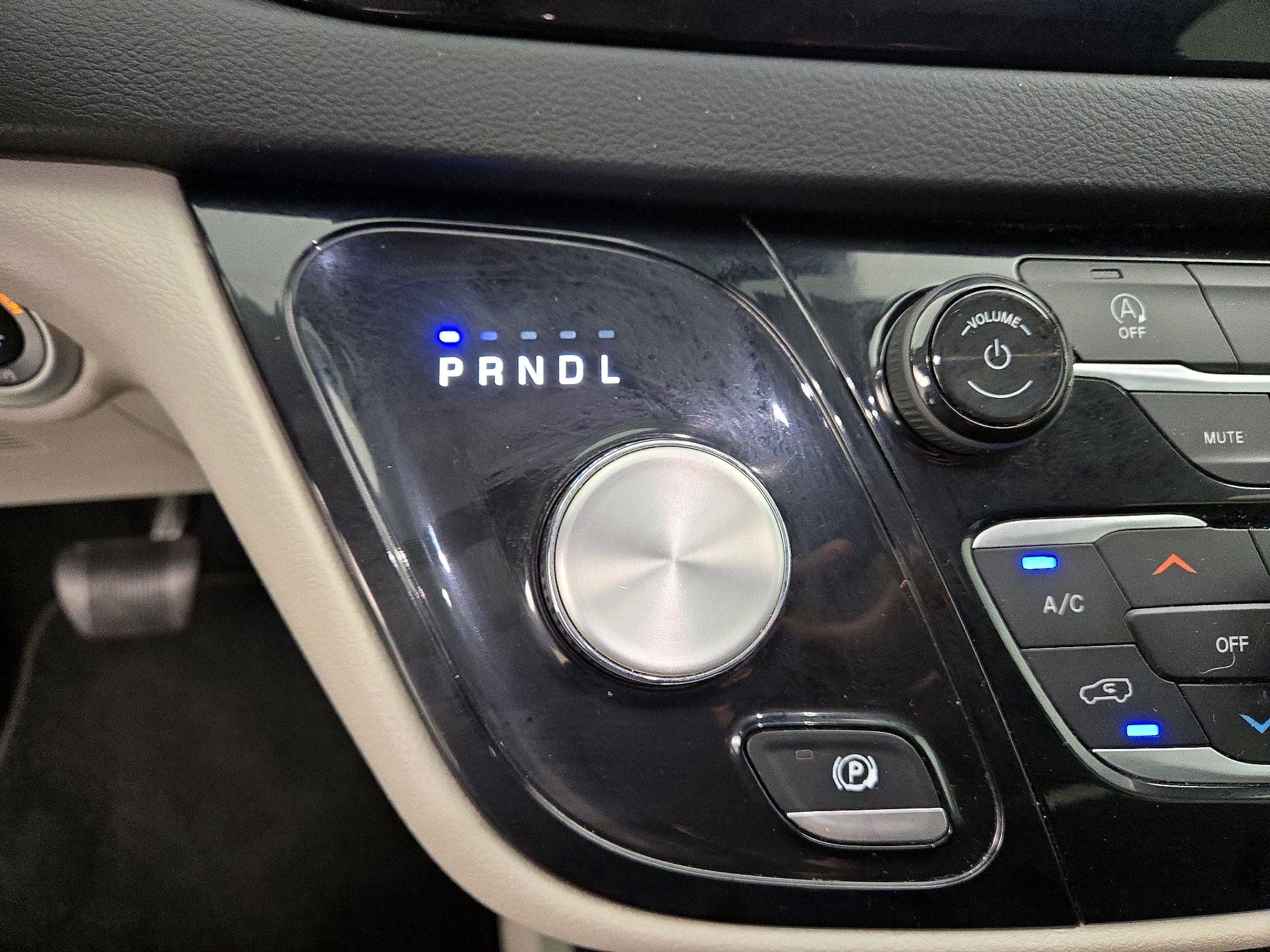 Thumbnail: 2023 Chrysler Voyager - 17