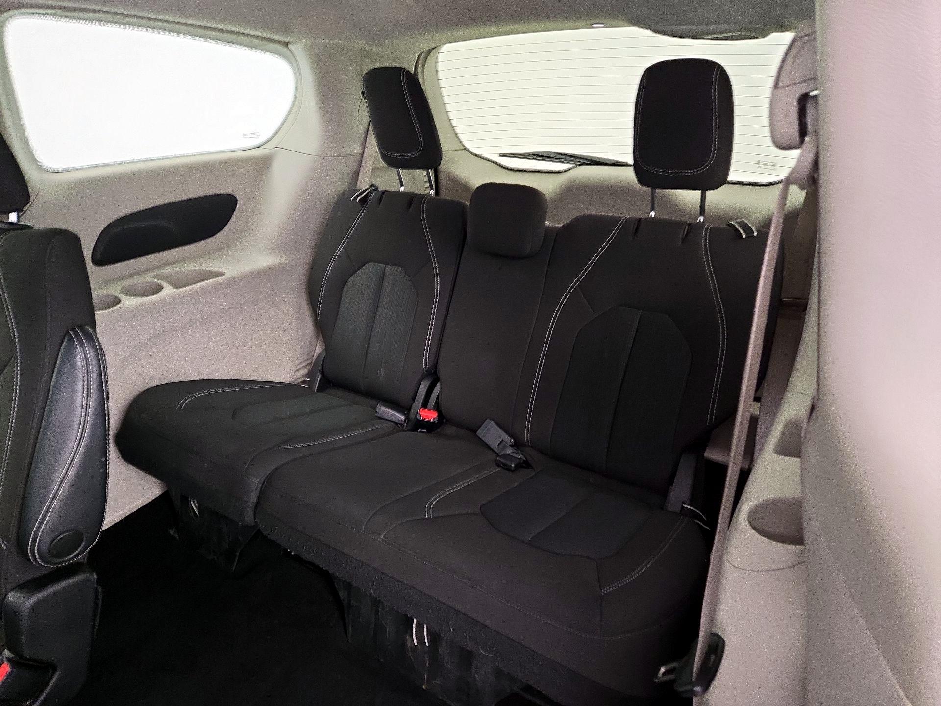 Thumbnail: 2023 Chrysler Voyager - 20