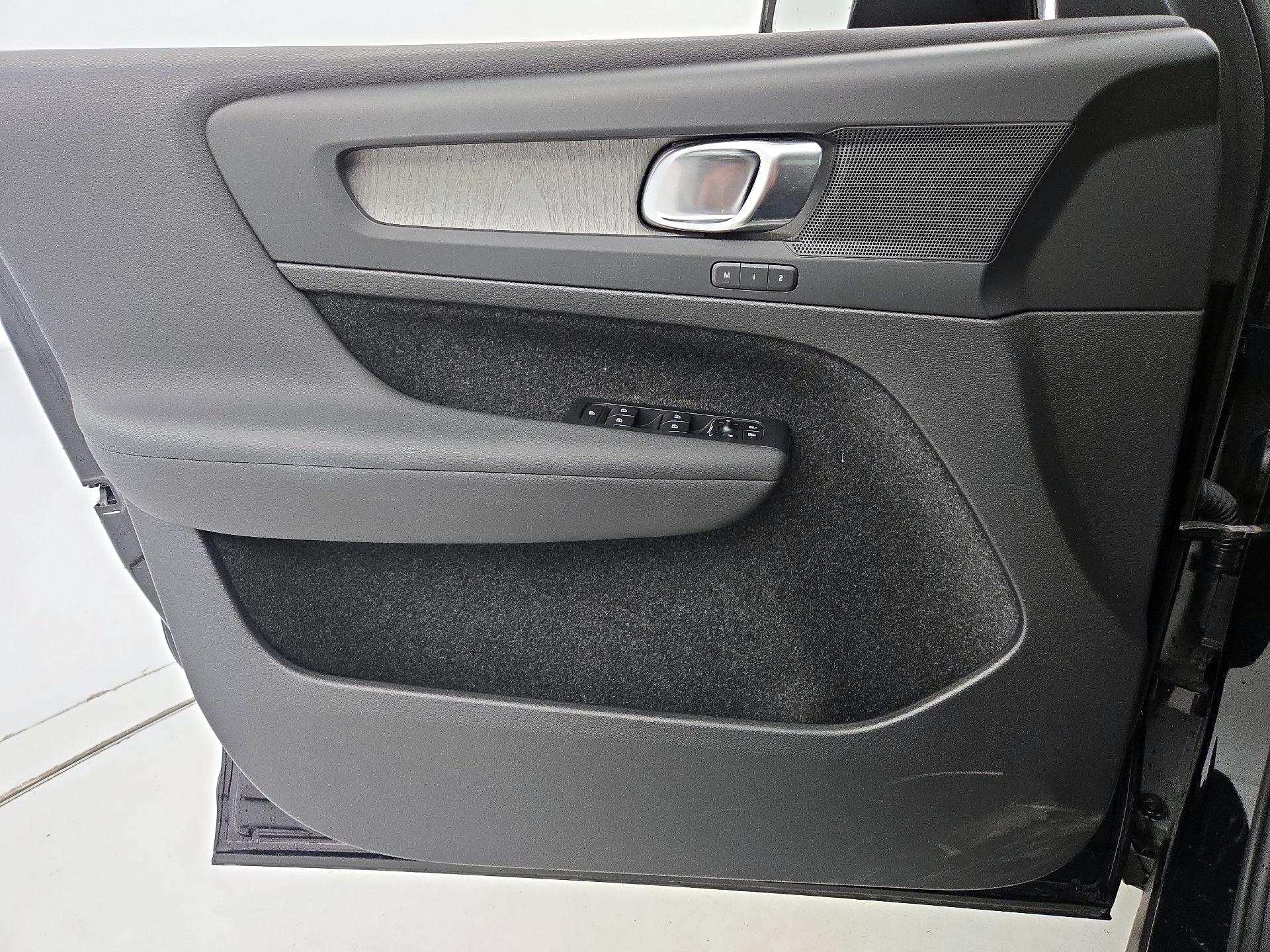 Thumbnail: 2023 Volvo XC40 - 12