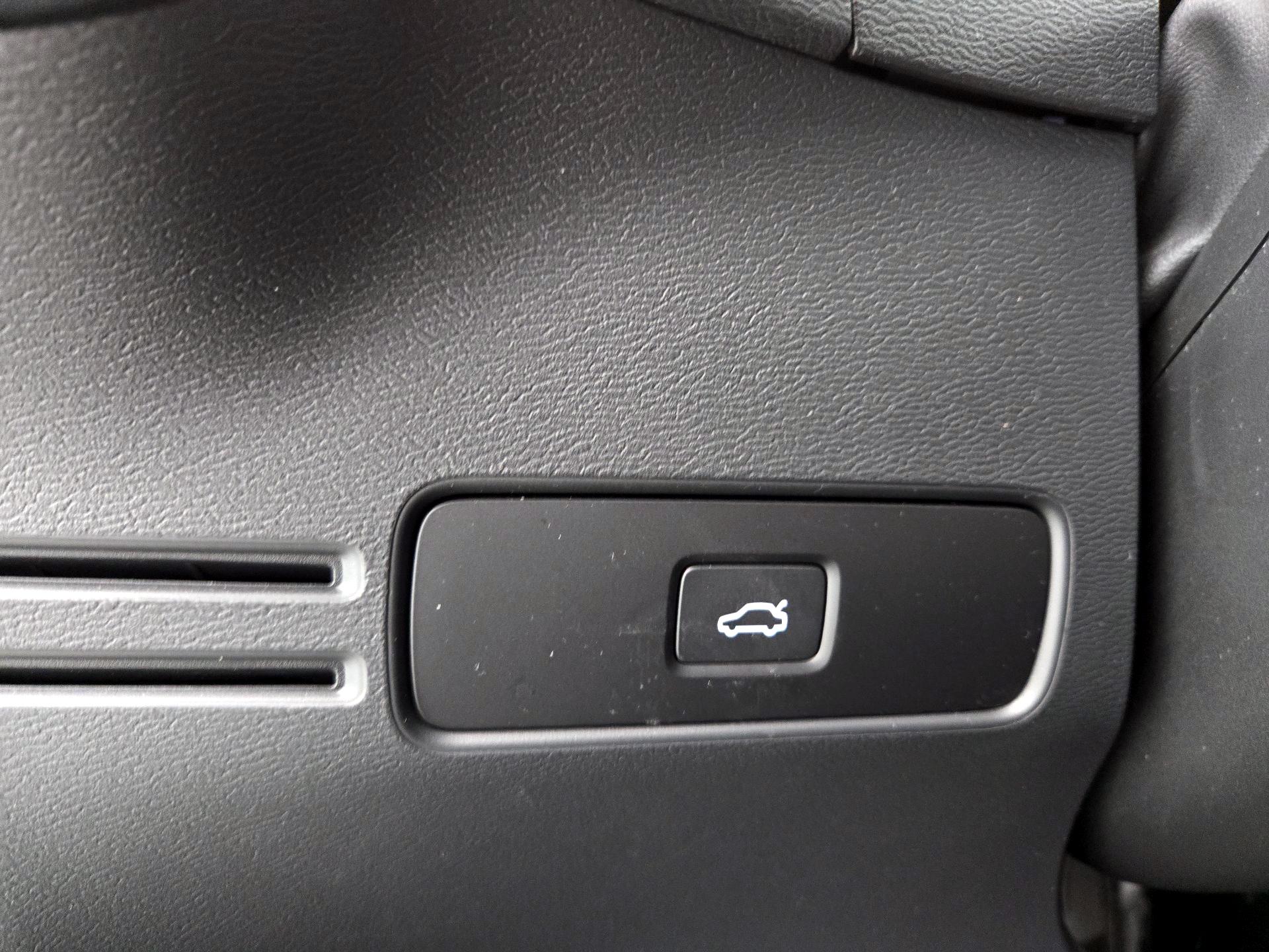 Thumbnail: 2023 Volvo XC40 - 13