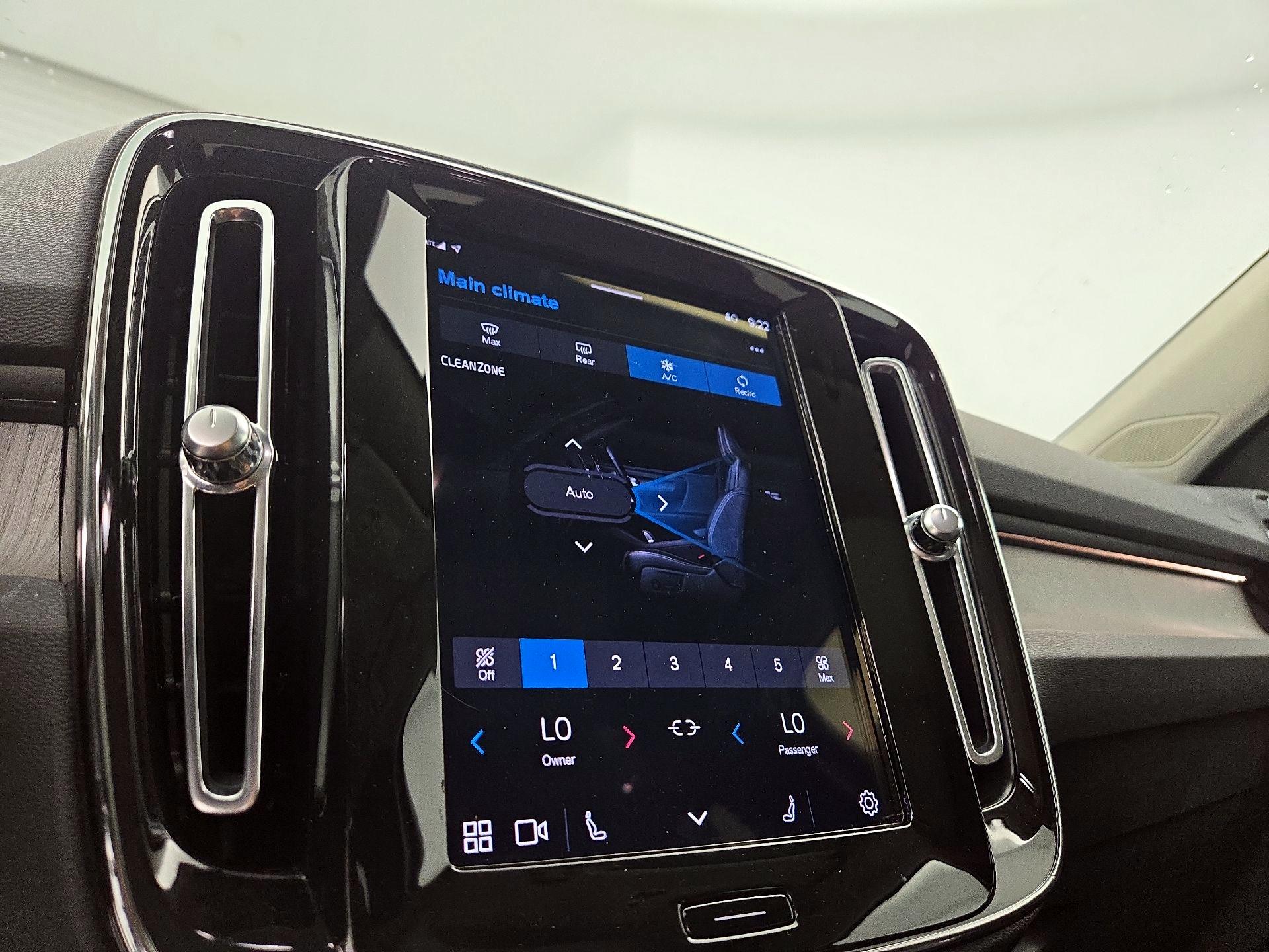 Thumbnail: 2023 Volvo XC40 - 17