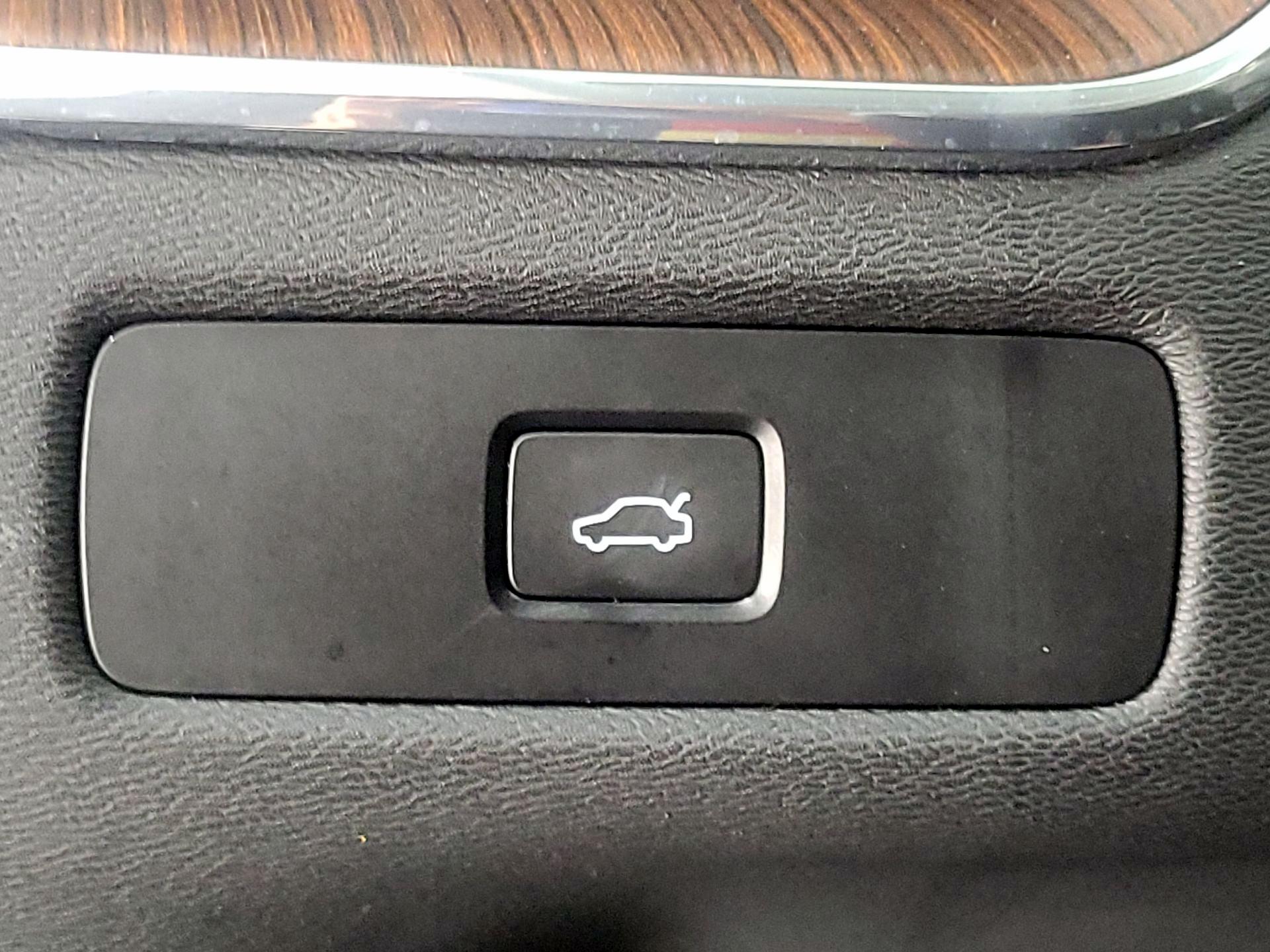 Thumbnail: 2023 Volvo XC60 - 13